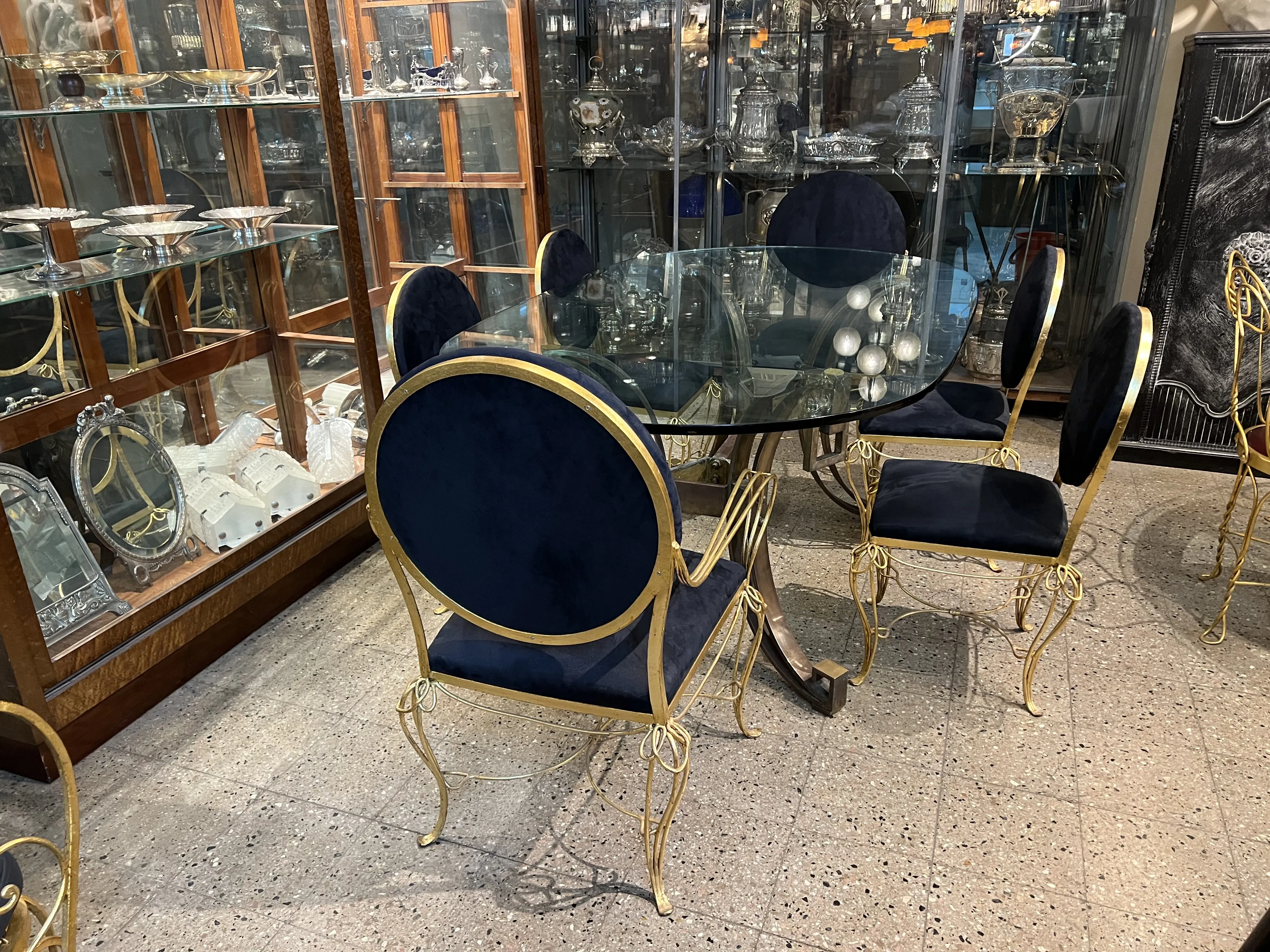 Tavolo da pranzo antico art deco per 6 persone con sedie decorate, atmosfera elegante.