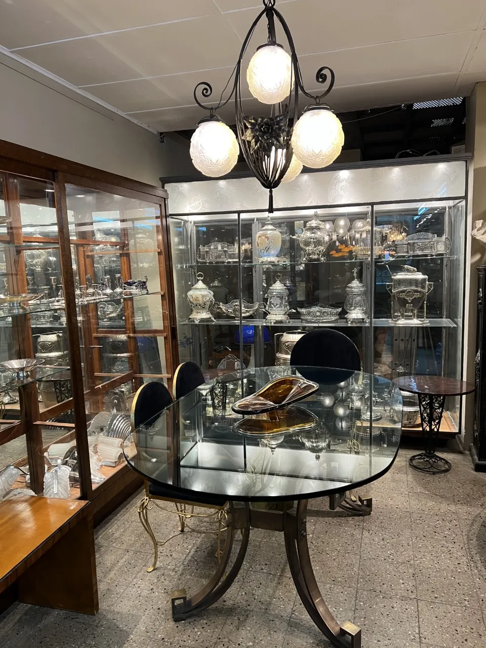 Tavolo da pranzo antico art deco per sei persone in un ambiente elegante con luci.