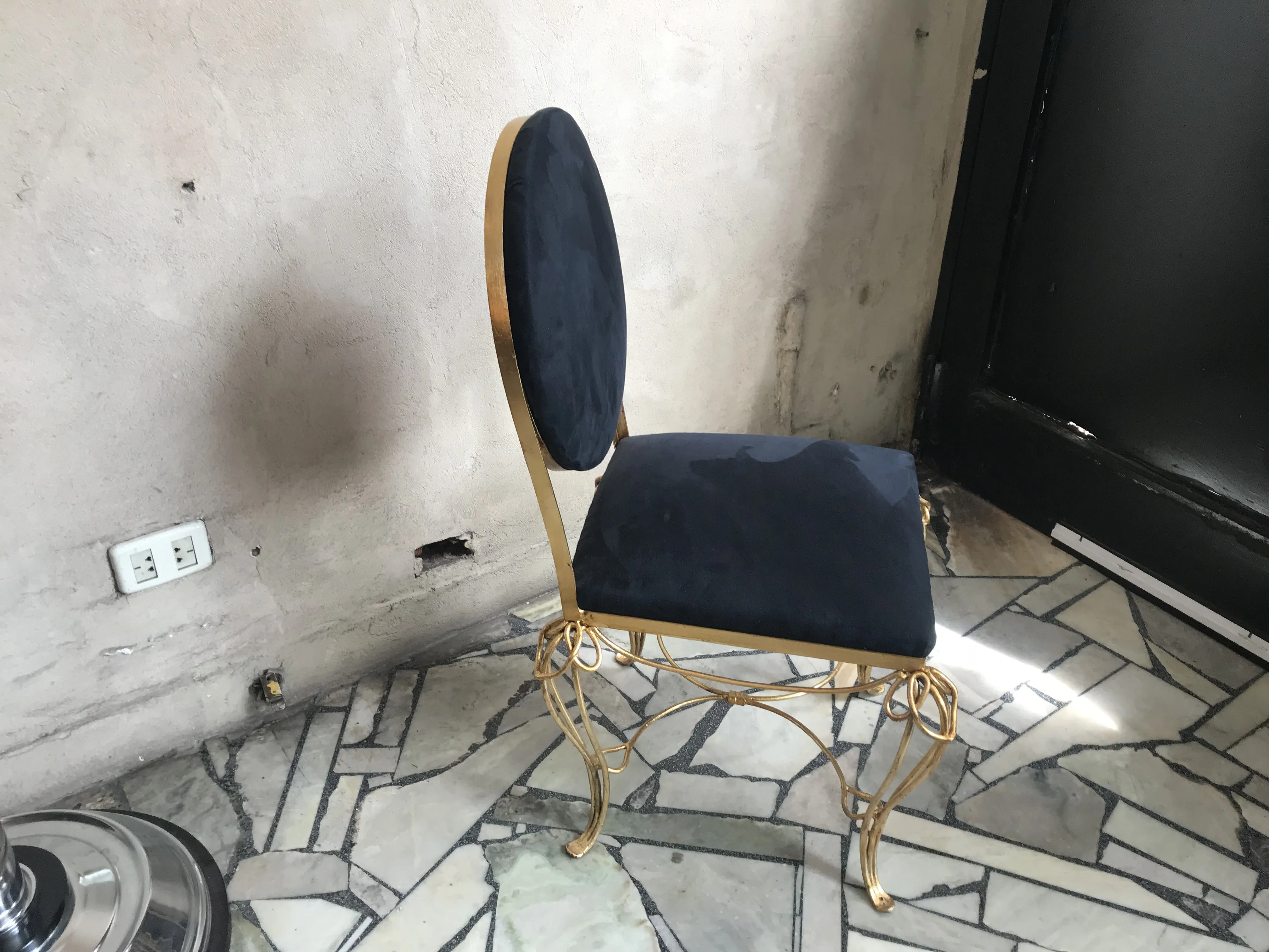 Antiker Esstisch, perfekt für 6 Personen, mit eleganter Dekoration.