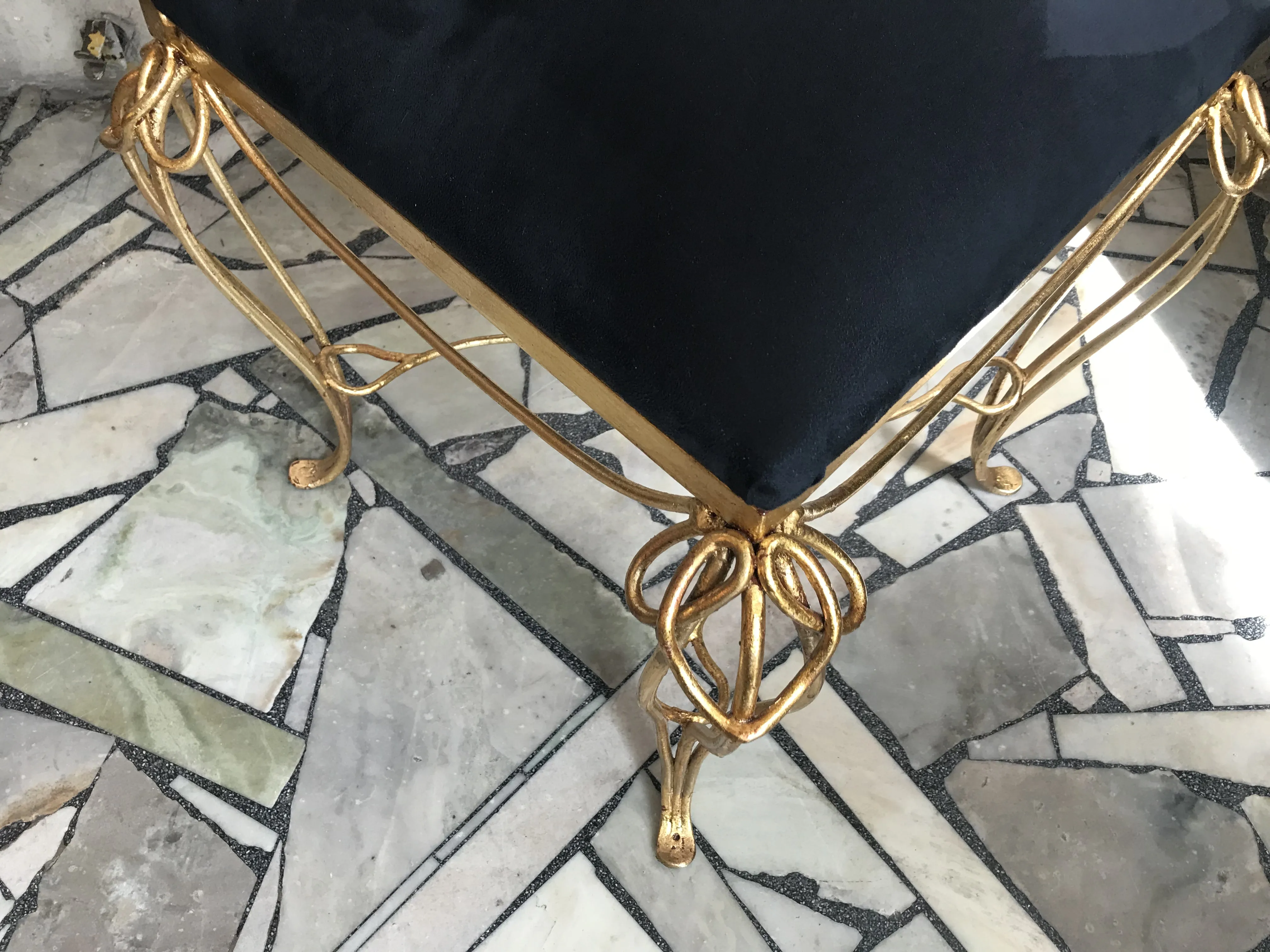 Mesa de comedor antigua para seis personas en un ambiente elegante.