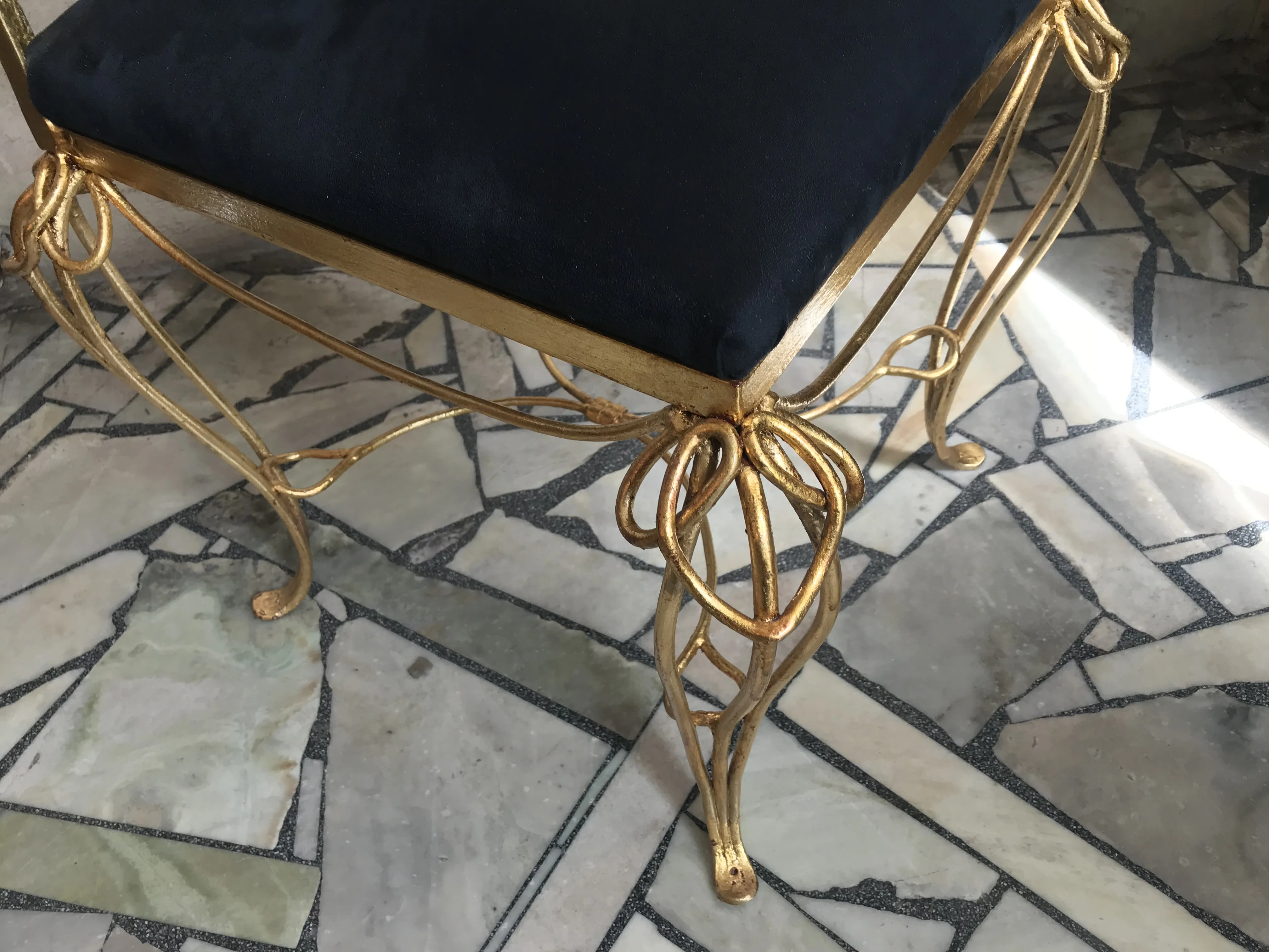 Mesa de comedor antigua para 6 personas en un ambiente elegante.