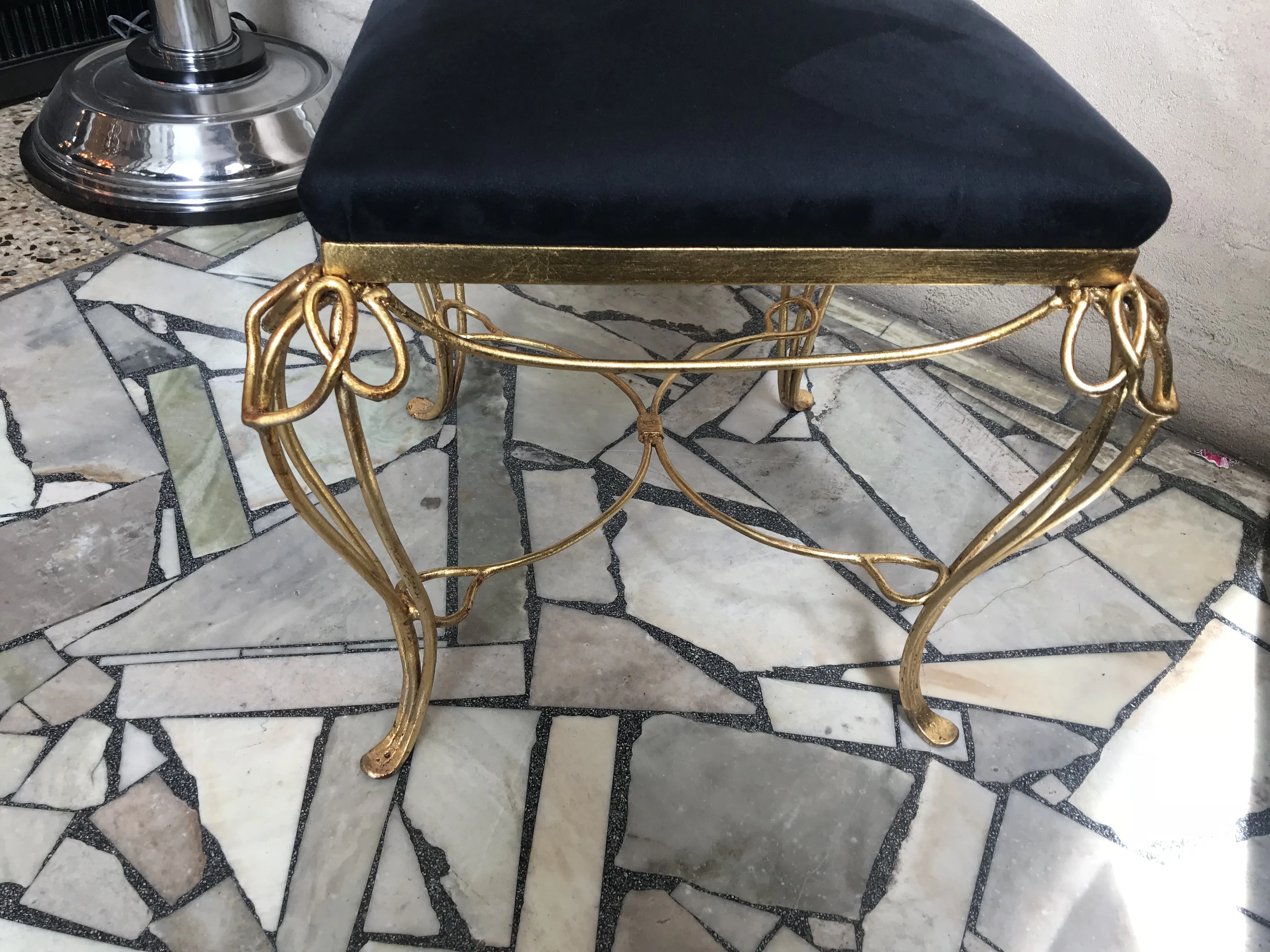 Mesa de jantar antiga para 6 pessoas, com pernas decorativas e superfície elegante.