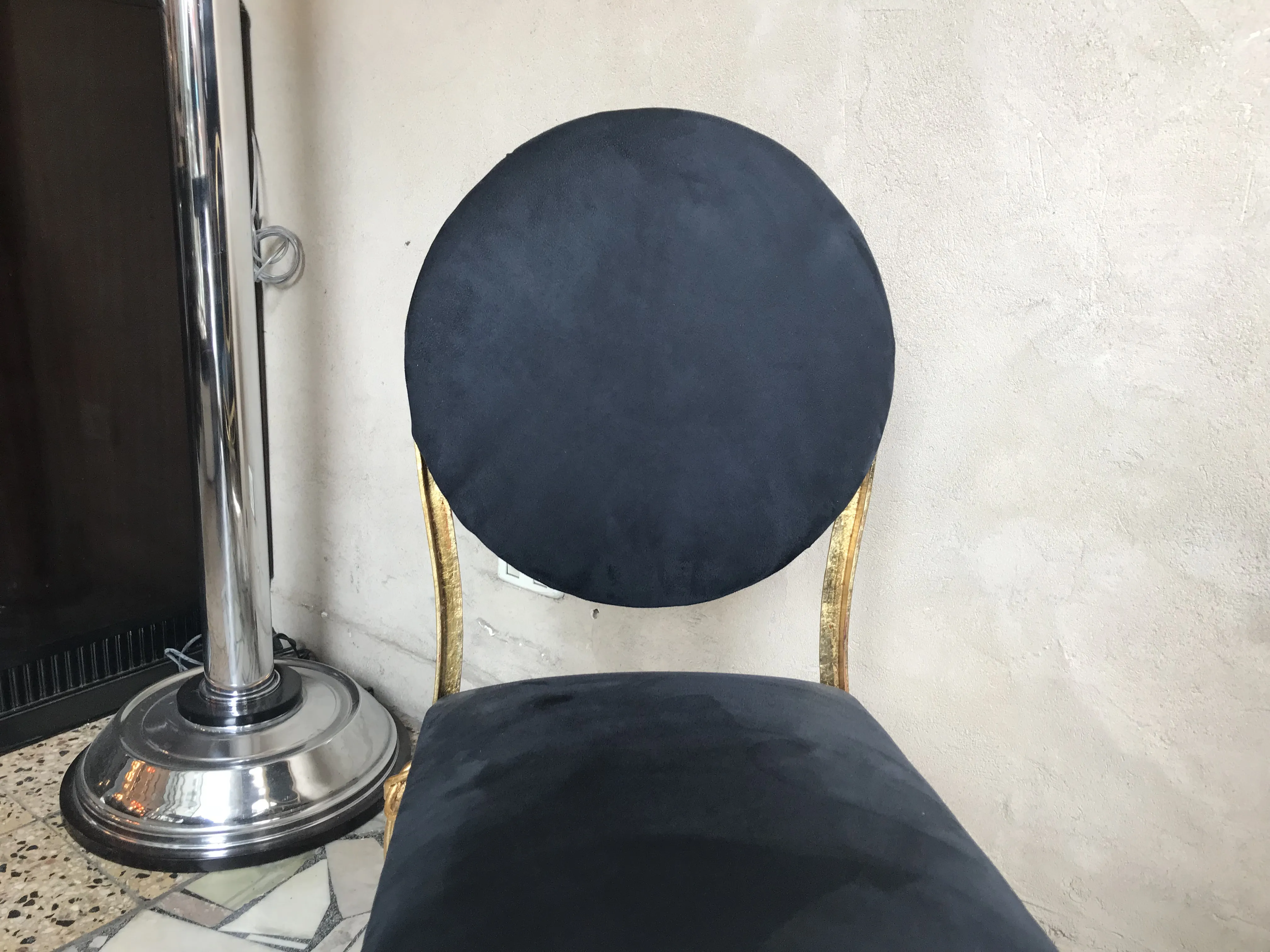 Mesa de jantar antiga para 6 pessoas em ambiente acolhedor.