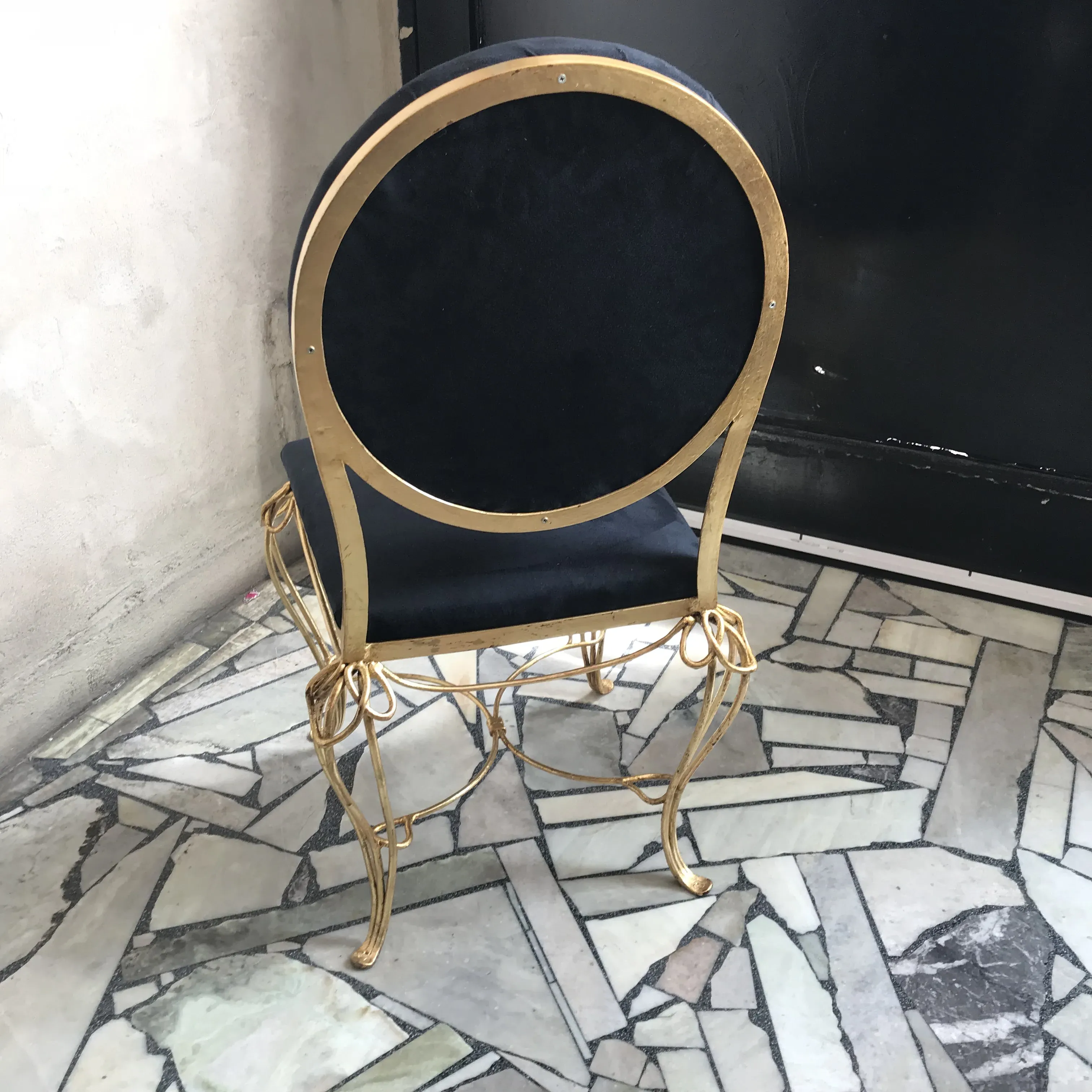 Table à manger ancienne pour 6 personnes, au design élégant dans un cadre chaleureux.