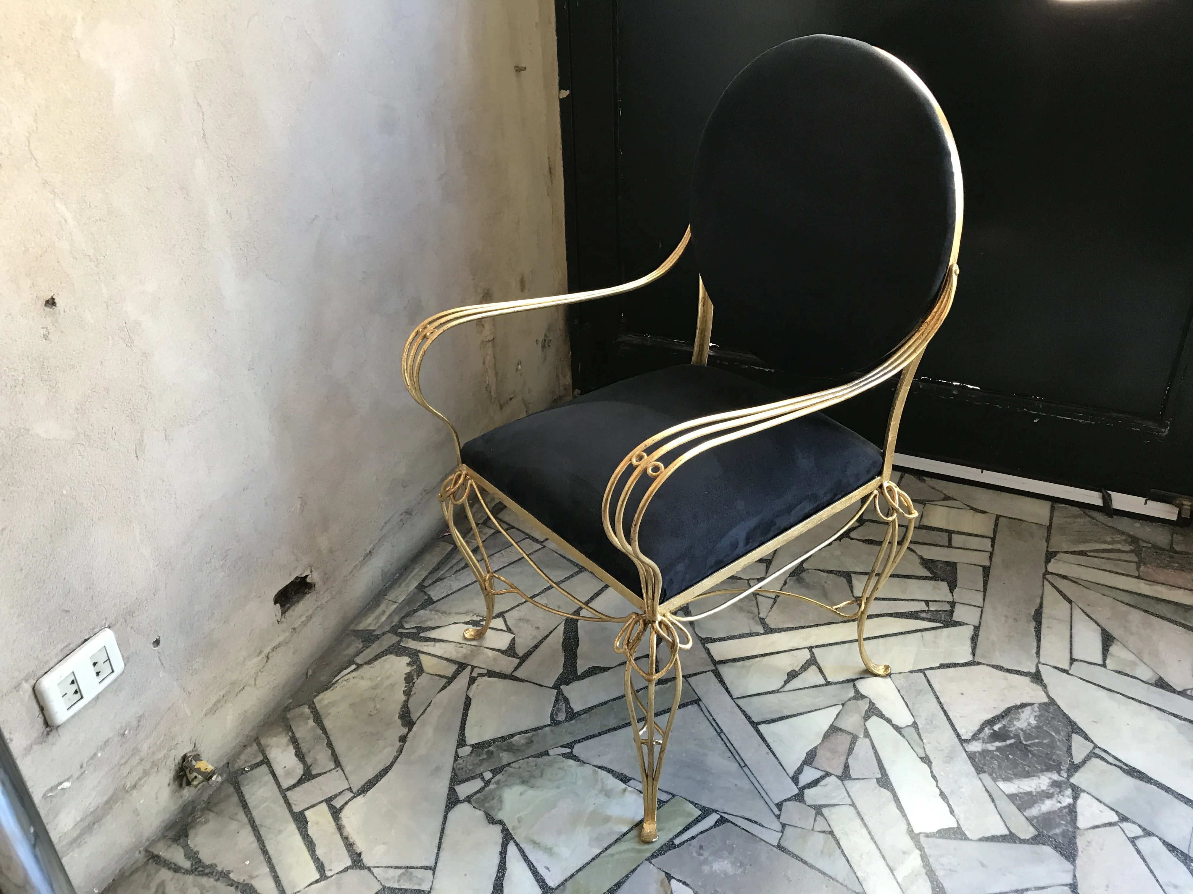 Mesa de jantar antiga para seis pessoas em um cenário moderno.