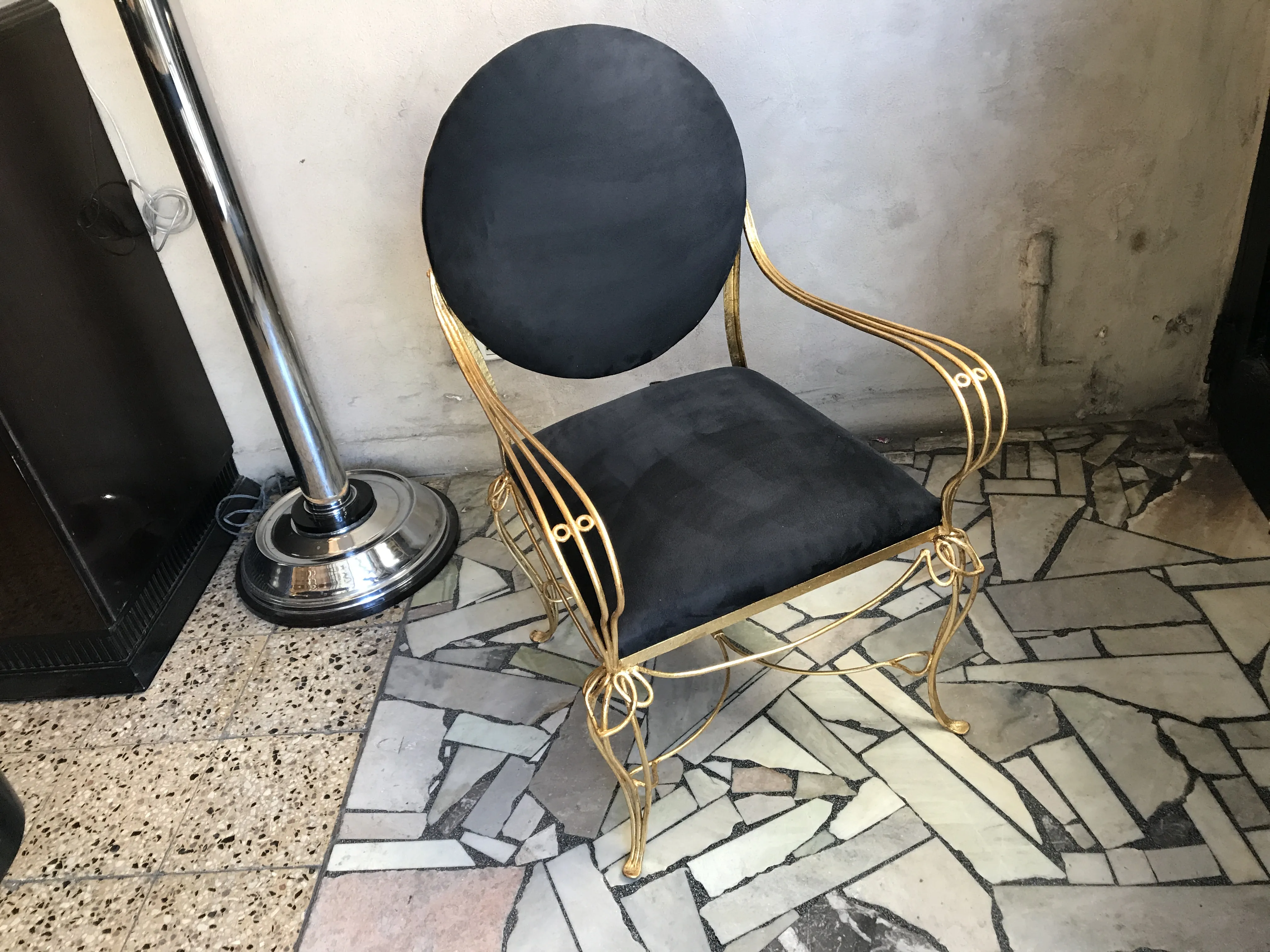 Table à manger ancienne pour 6 personnes dans un cadre chaleureux avec une lampe moderne.