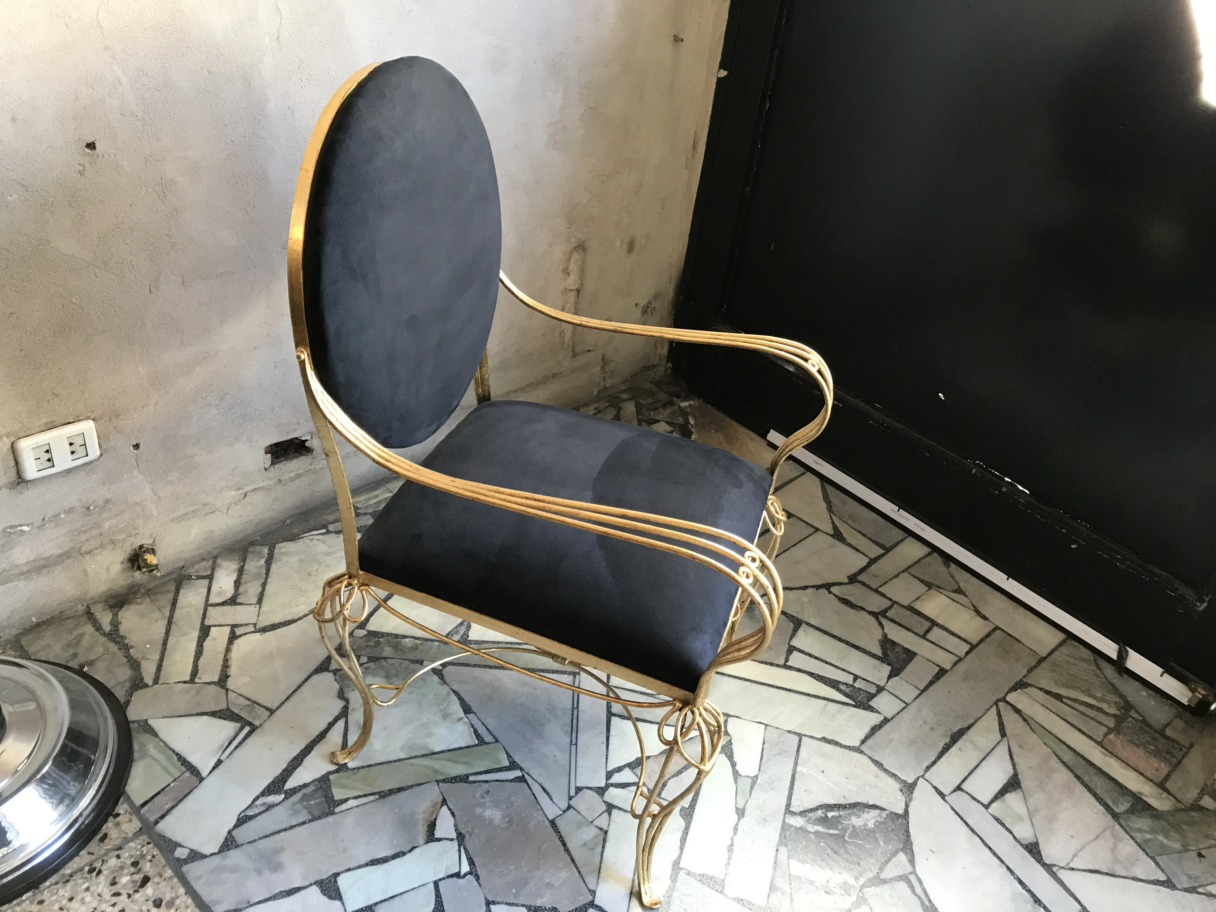 Mesa de jantar antiga para 6 pessoas, com assentos elegantes. Ambiente aconchegante.