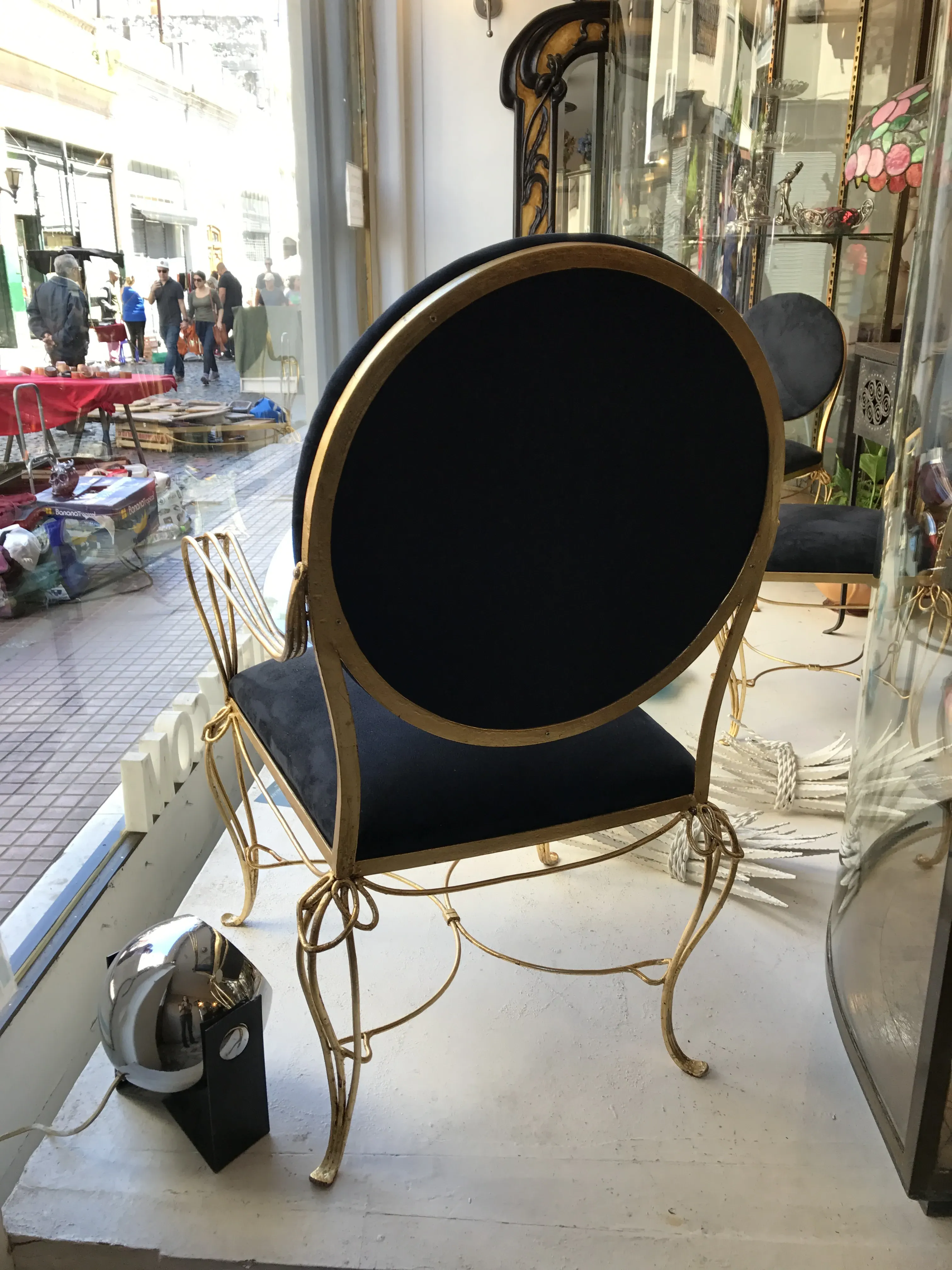 Mesa de jantar antiga, para 6 pessoas, design art nouveau, detalhes elegantes, vista lateral de uma loja.