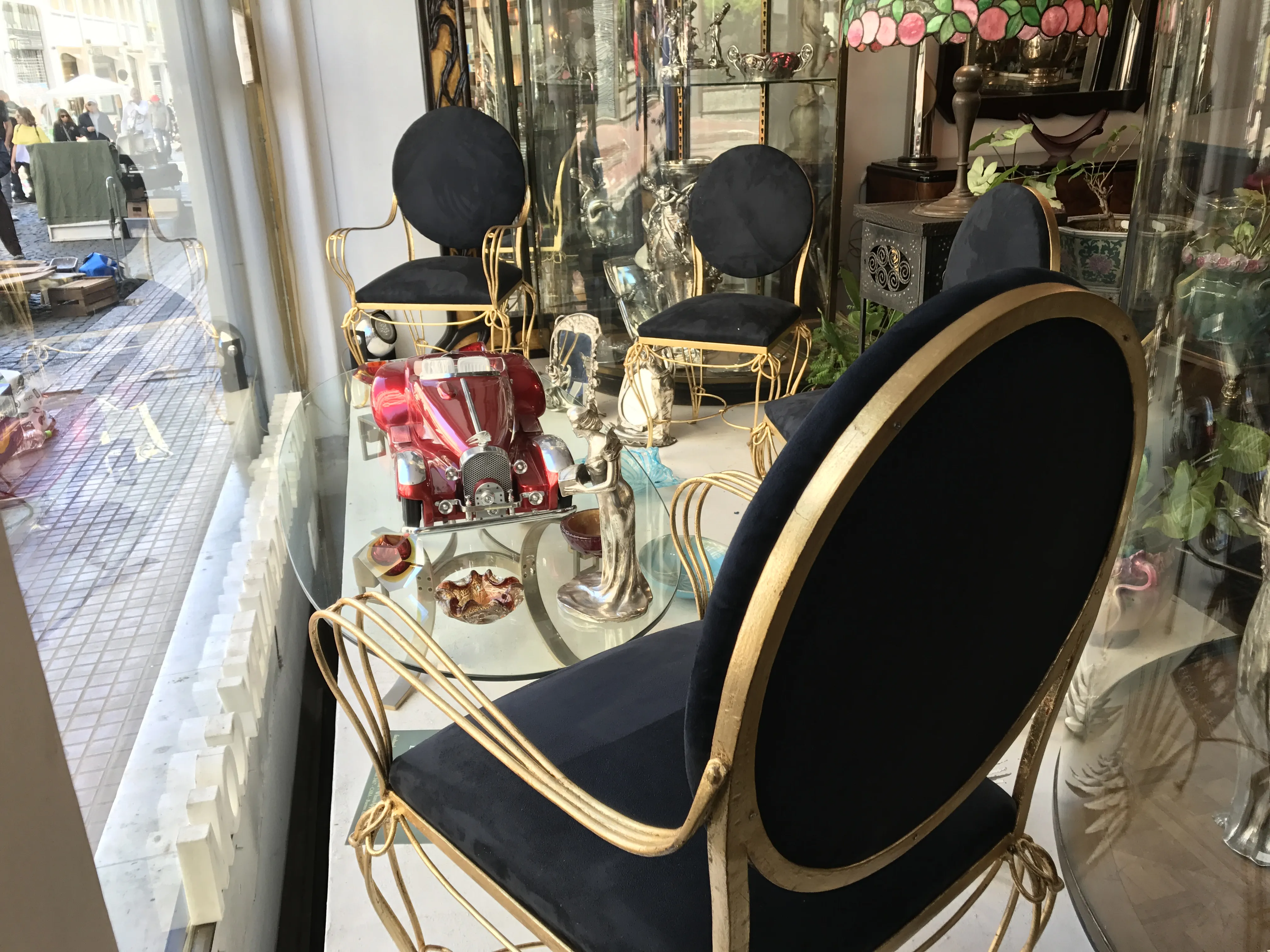 Mesa de comedor antigua para 6 personas con sillas elegantes en un entorno decorativo.