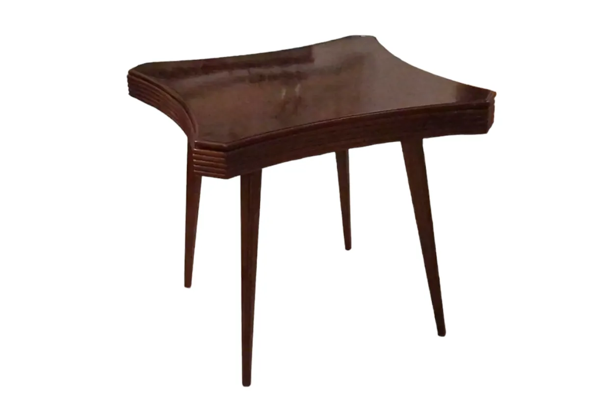 Mesa antiga para 4 pessoas em um ambiente acolhedor de 1950.