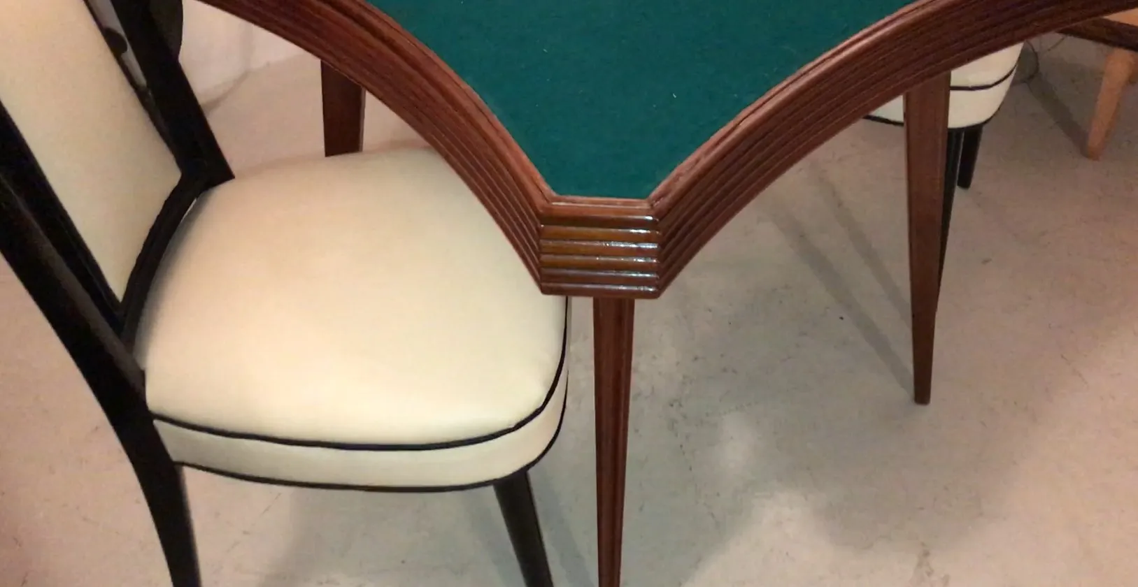 Table ancienne pour 4 personnes avec des chaises élégantes dans un cadre confortable.