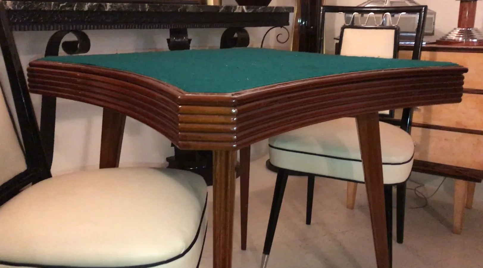 table ancienne octogonale avec chaises claires