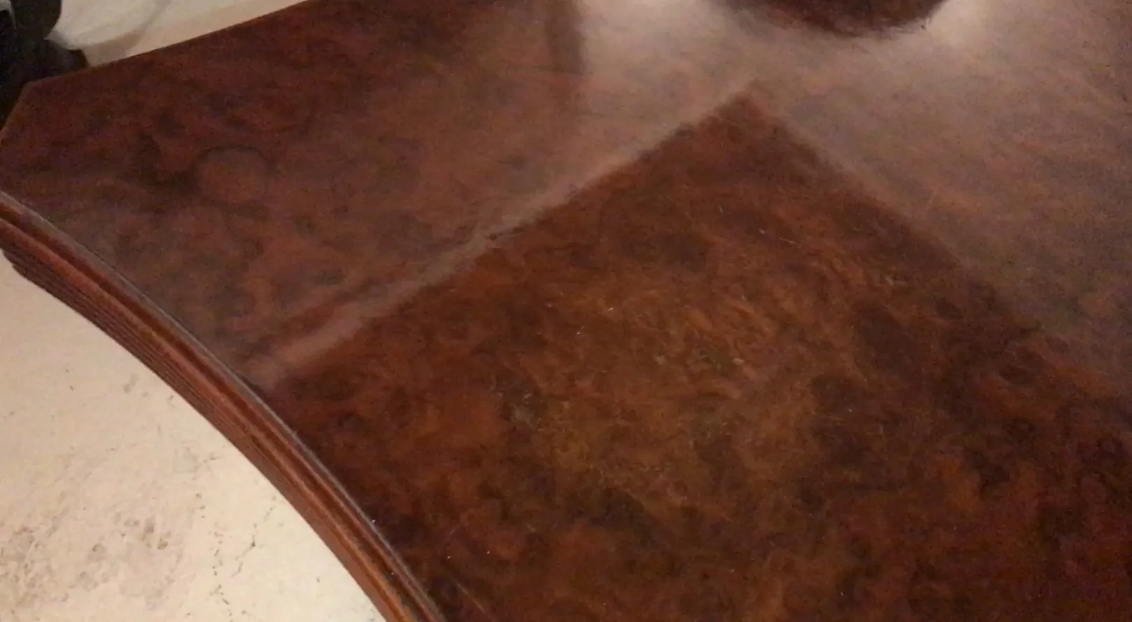 Mesa antigua de madera con superficie suave, espacio para 4 personas