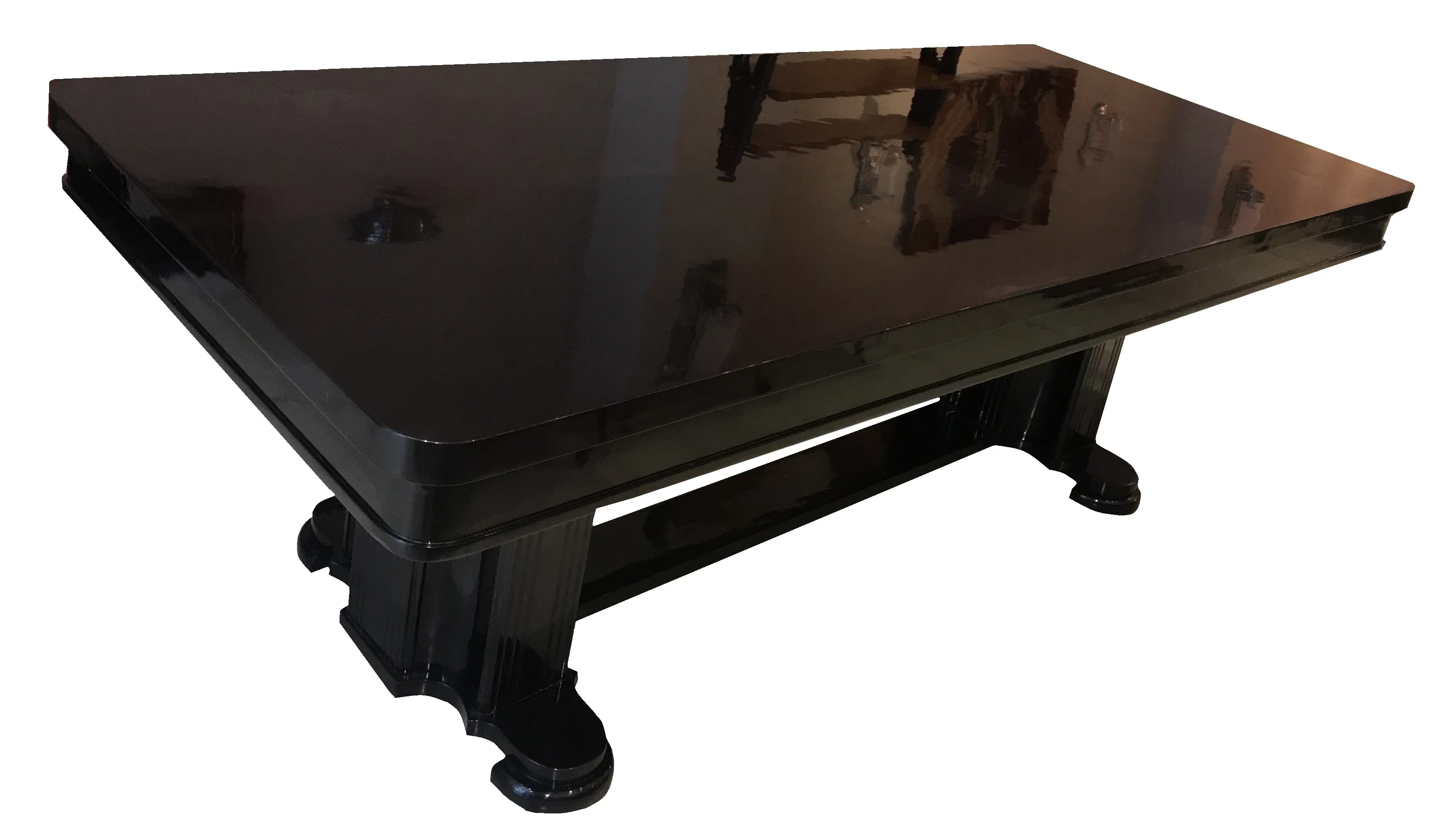 Mesa de jantar antiga para 10 pessoas, acabamento preto brilhante com detalhes elegantes.