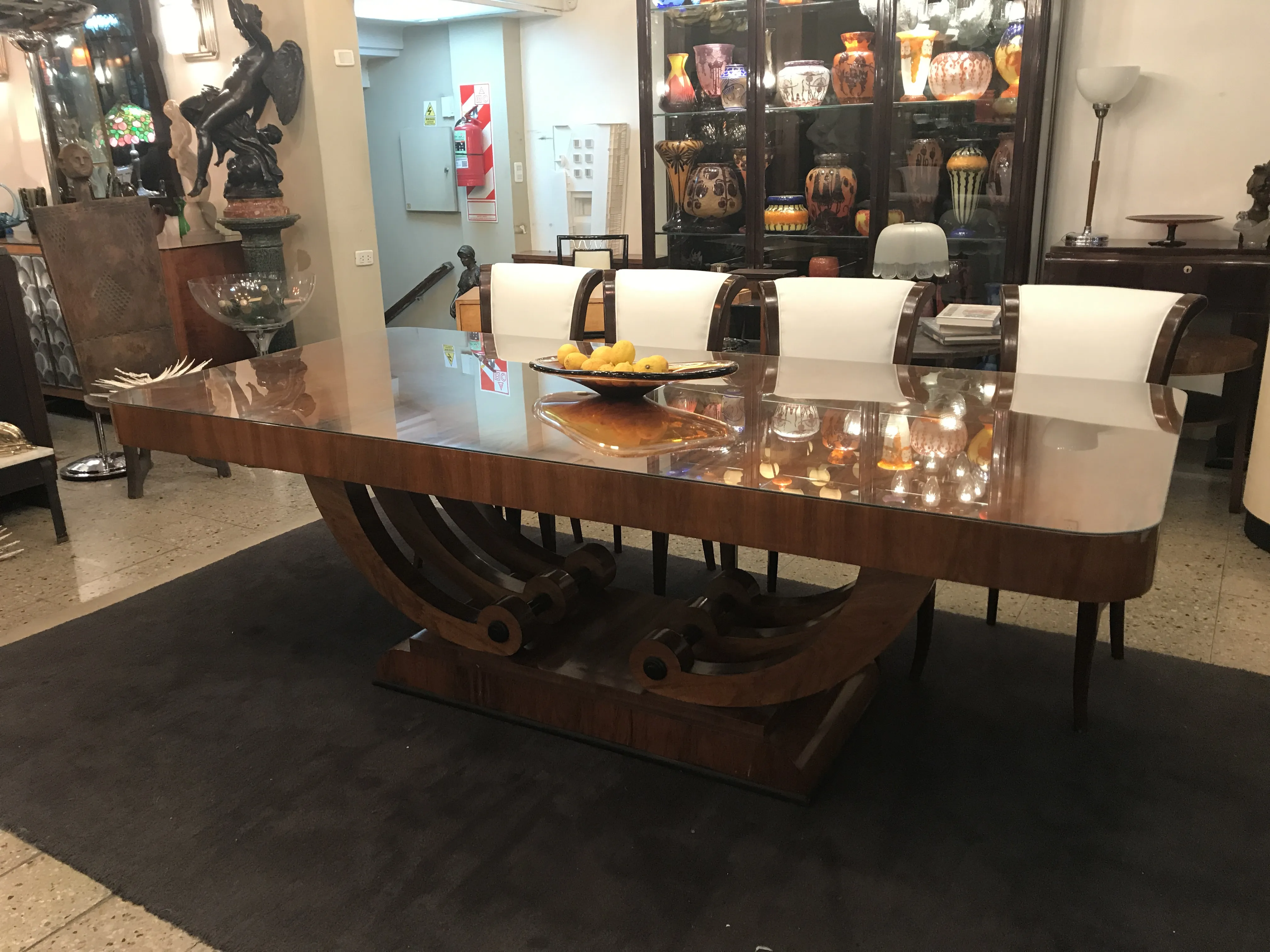 Mesa de jantar antiga para 10 pessoas com decoração elegante.