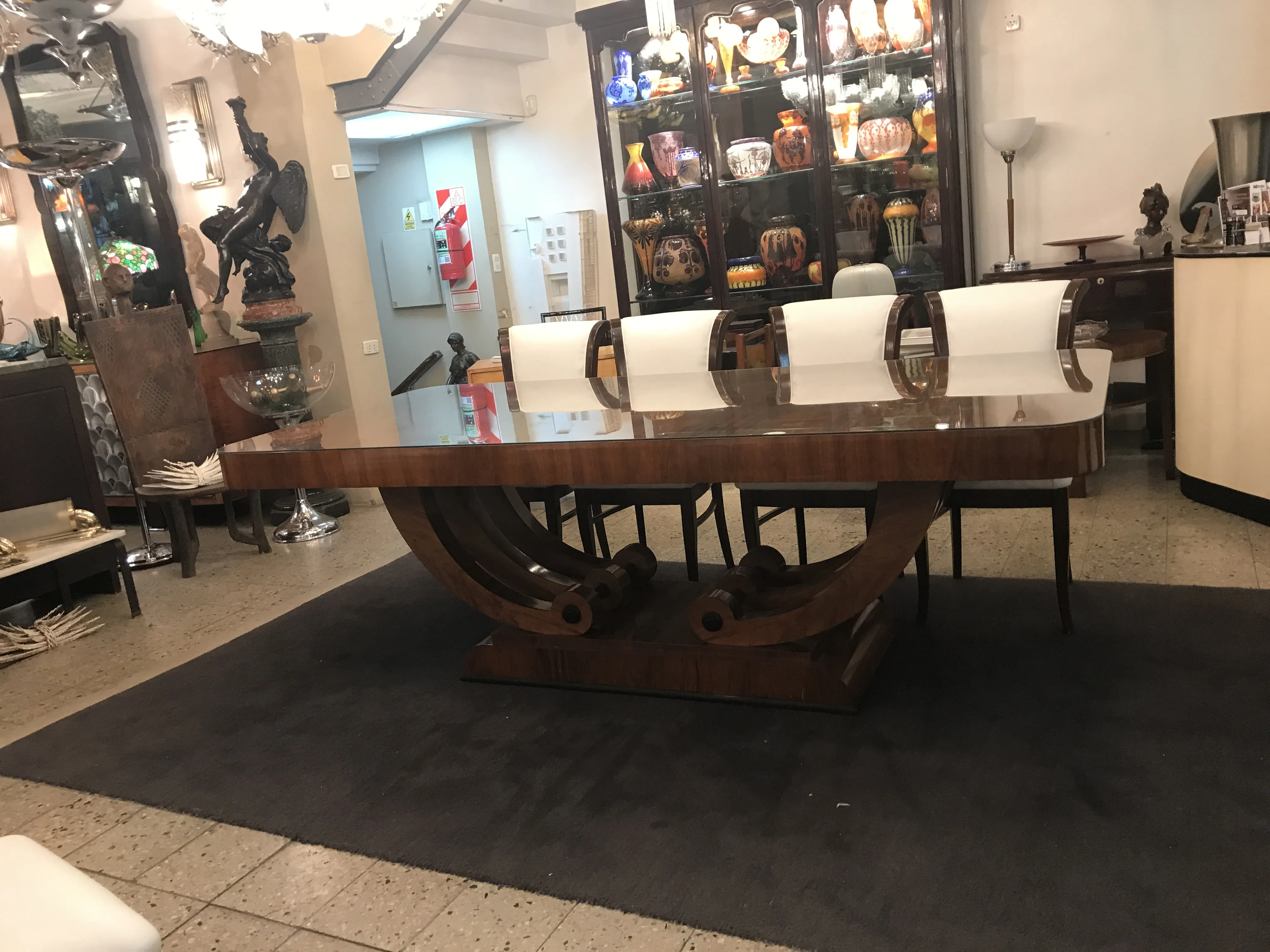 antik-esstisch-art-deco für 10 personen, stilvoll, mit weißen stühlen und gemütlicher atmosphäre.