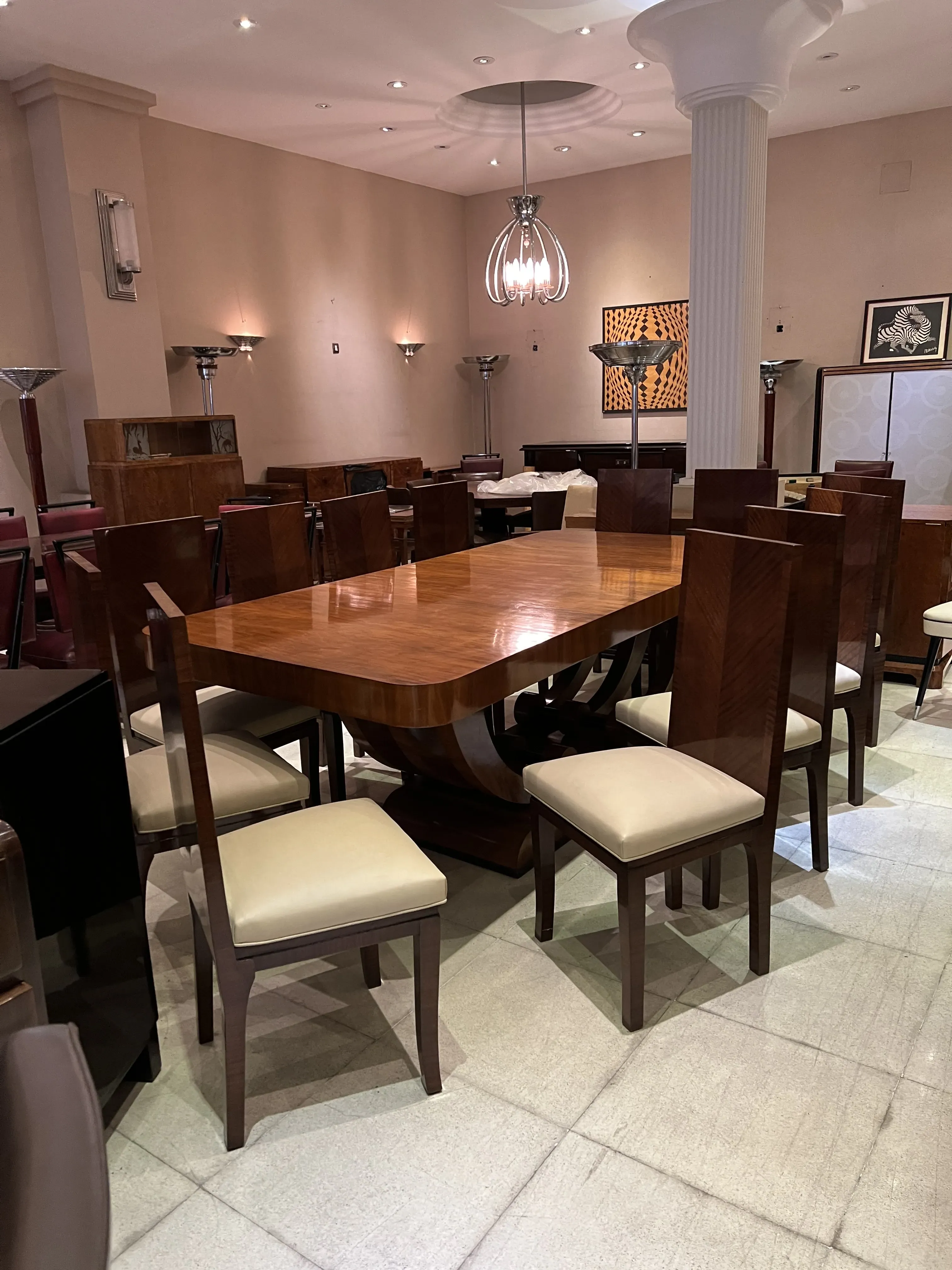 Mesa de jantar antiga para 10 pessoas em ambiente elegante.