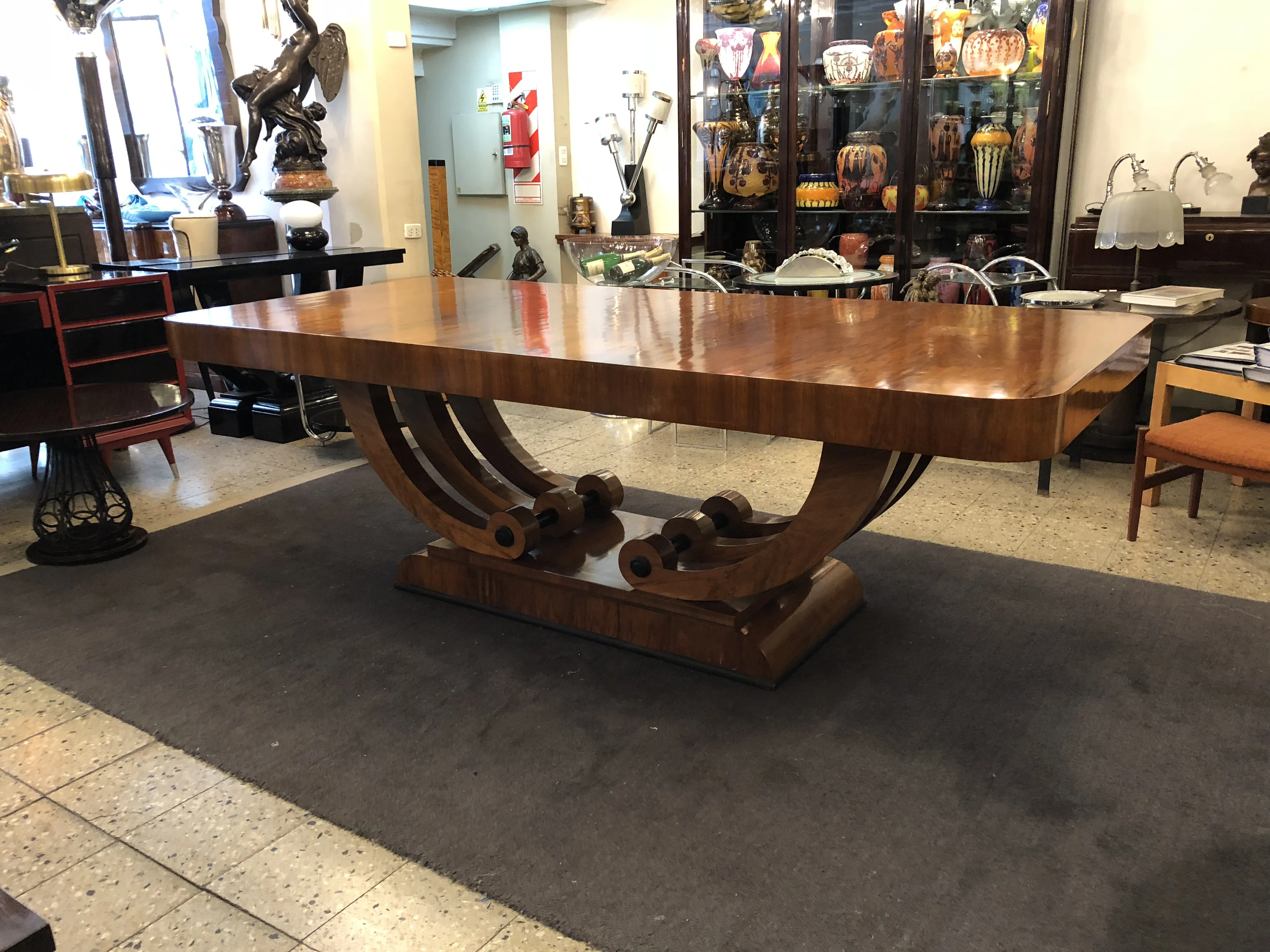 mesa antiga de jantar para dez pessoas em um ambiente elegante