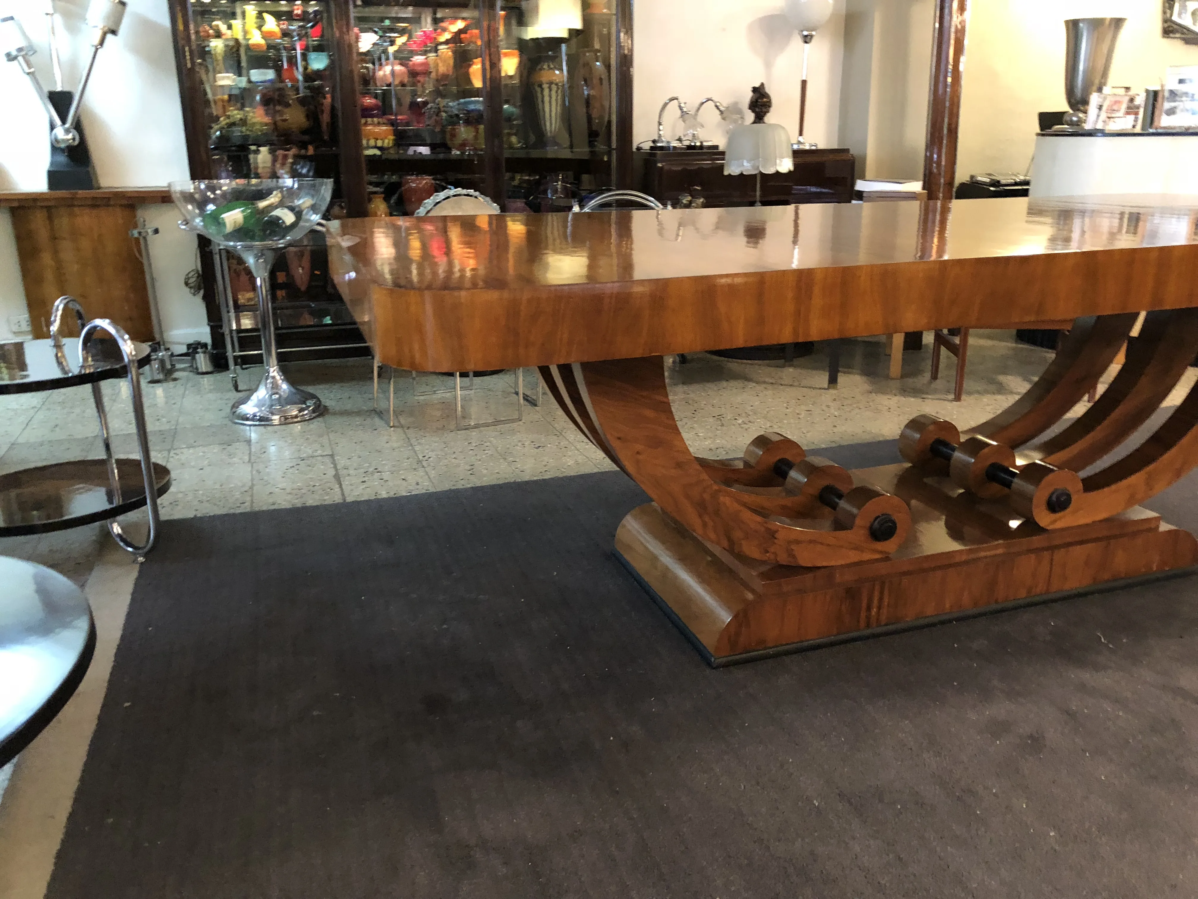 Mesa de jantar antiga para 10 pessoas em decoração elegante.