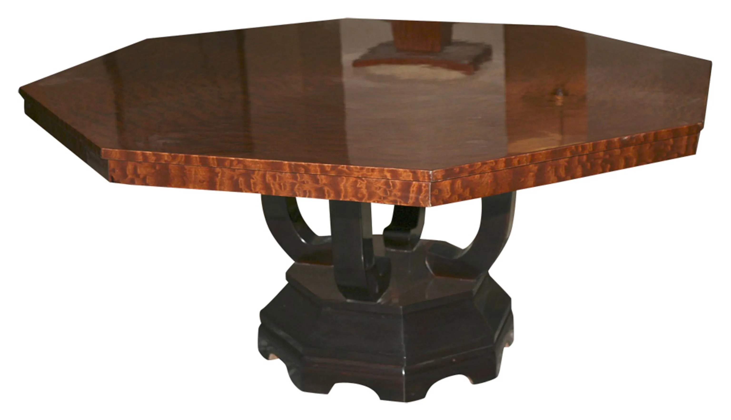 Mesa de comedor antigua para 8 personas, elegante y decorativa en un ambiente acogedor.