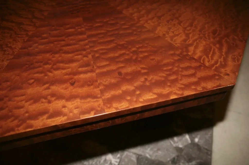 Table à manger ancienne pour 8 personnes avec surface texturée