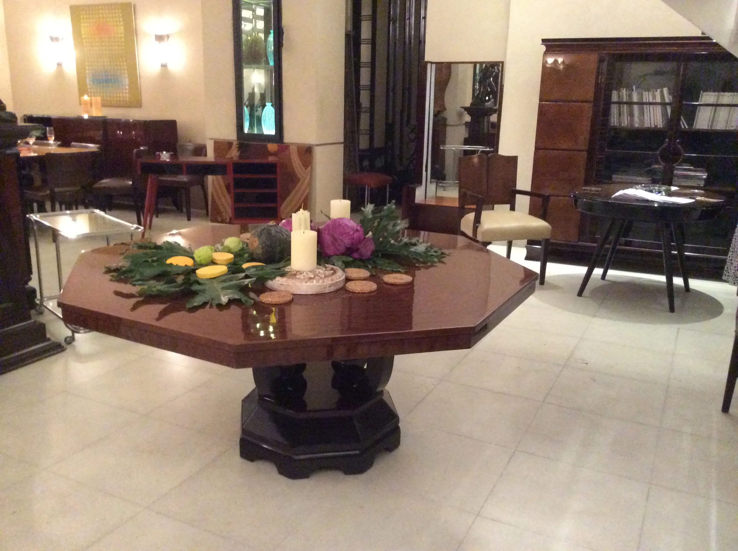 tavolo da pranzo ottagonale con decorazioni floreali e candele, ambiente vintage