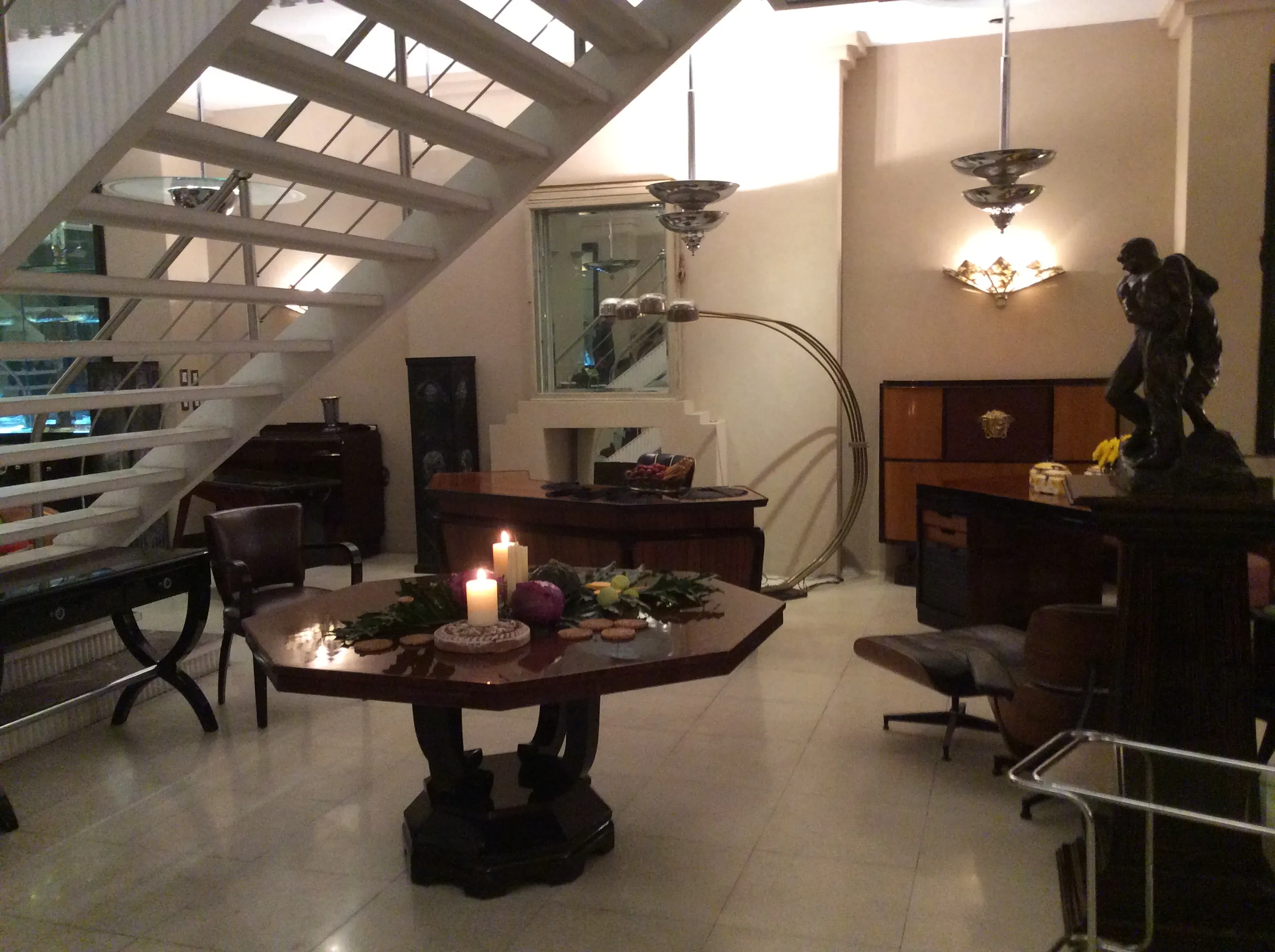 mesa antiga de jantar para oito pessoas em um ambiente moderno, iluminação suave, decoração elegante.