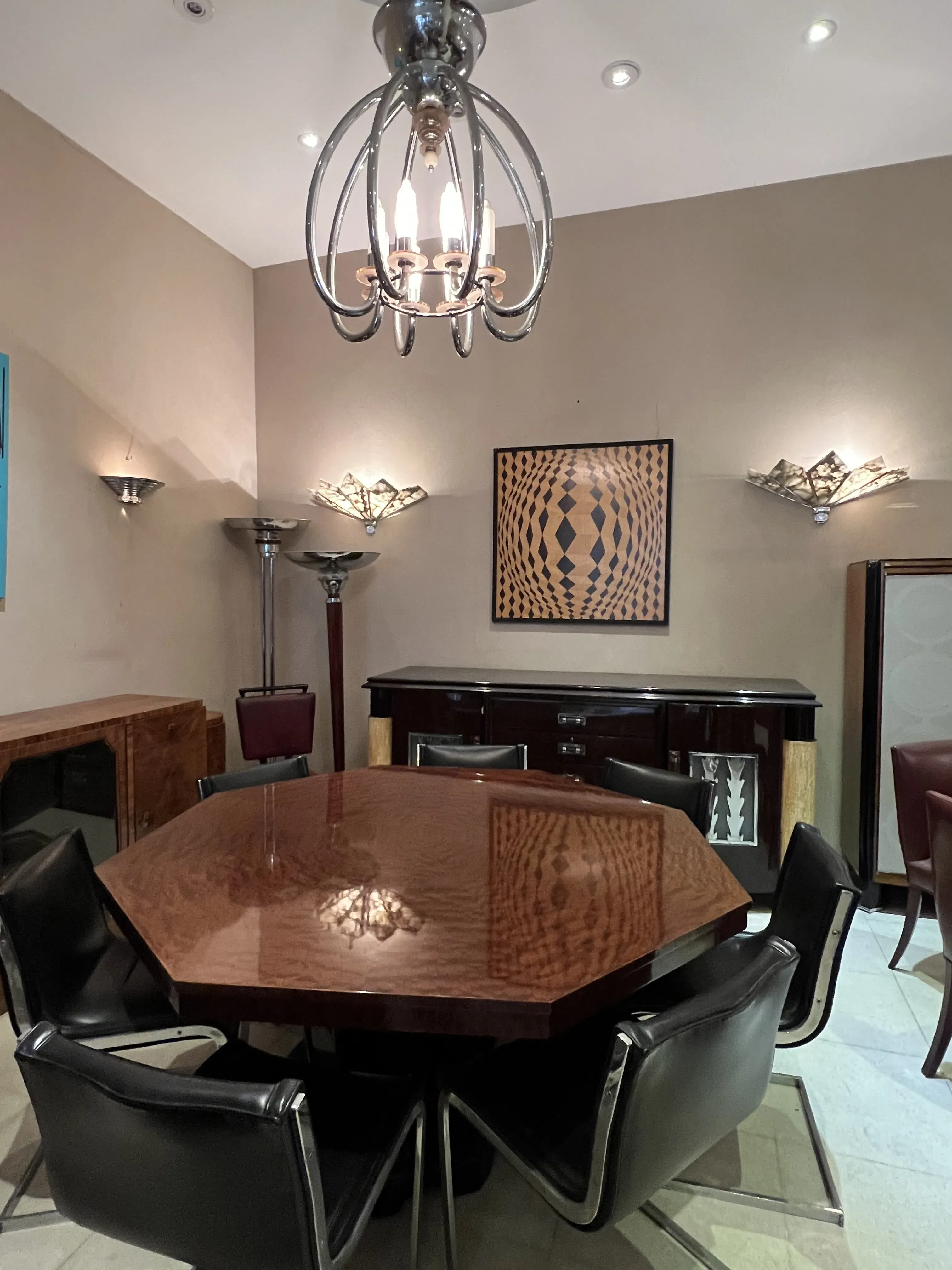 Tavolo da pranzo ottagonale antico per 8 persone con sedie moderne in un ambiente elegante.