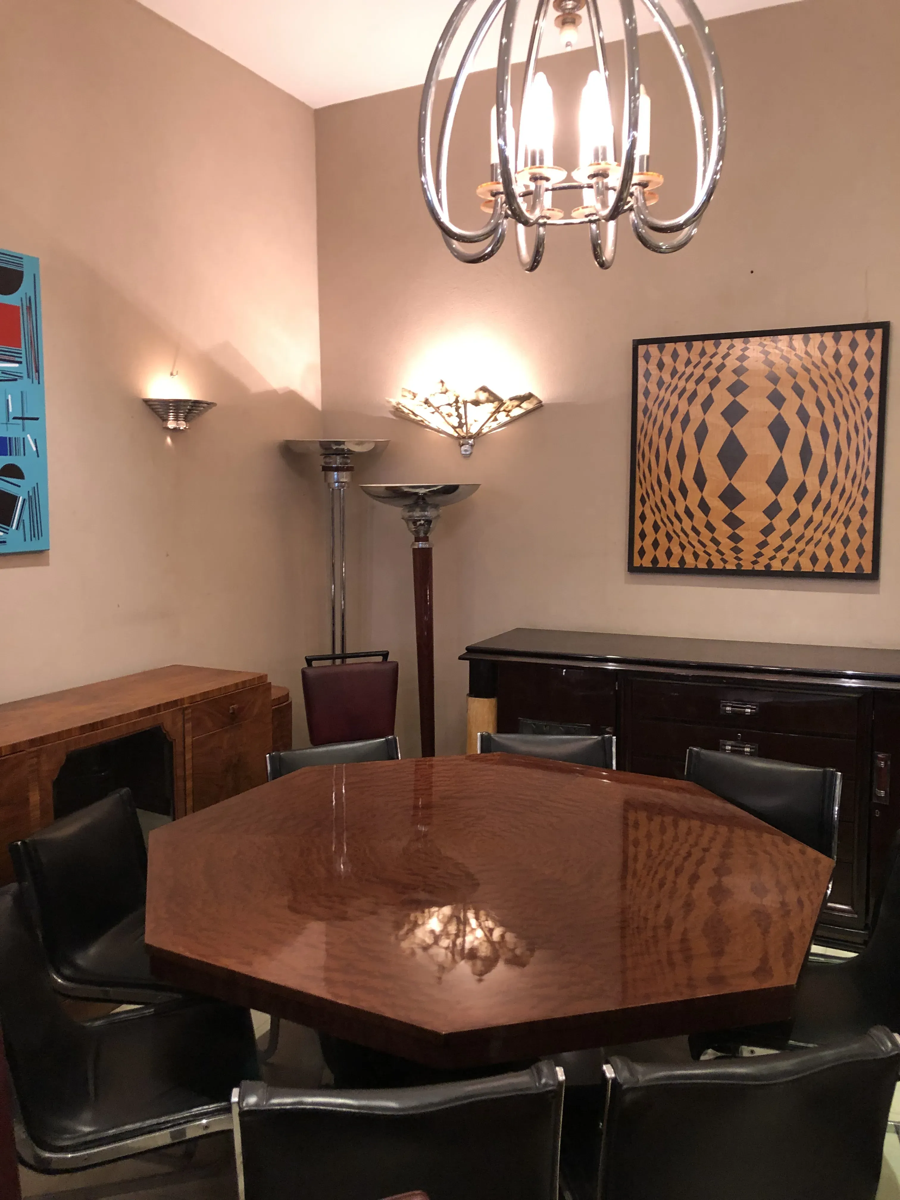 Antiker Esstisch für acht Personen mit Art Deco Design.