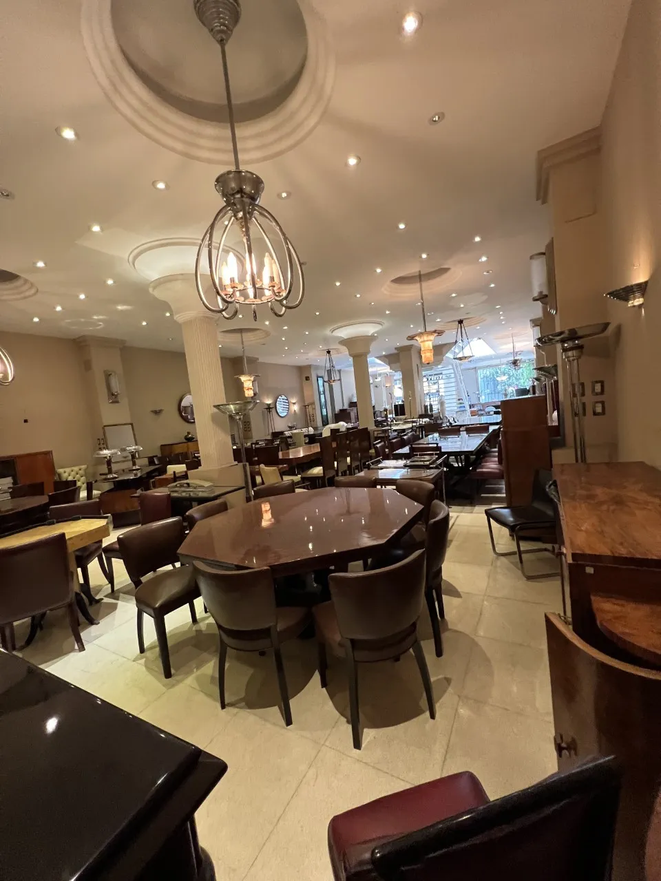 Vista de una mesa de comedor antigua para 8 personas en un elegante ambiente