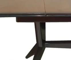 Table à manger antique pour 8 personnes dans un cadre accueillant.