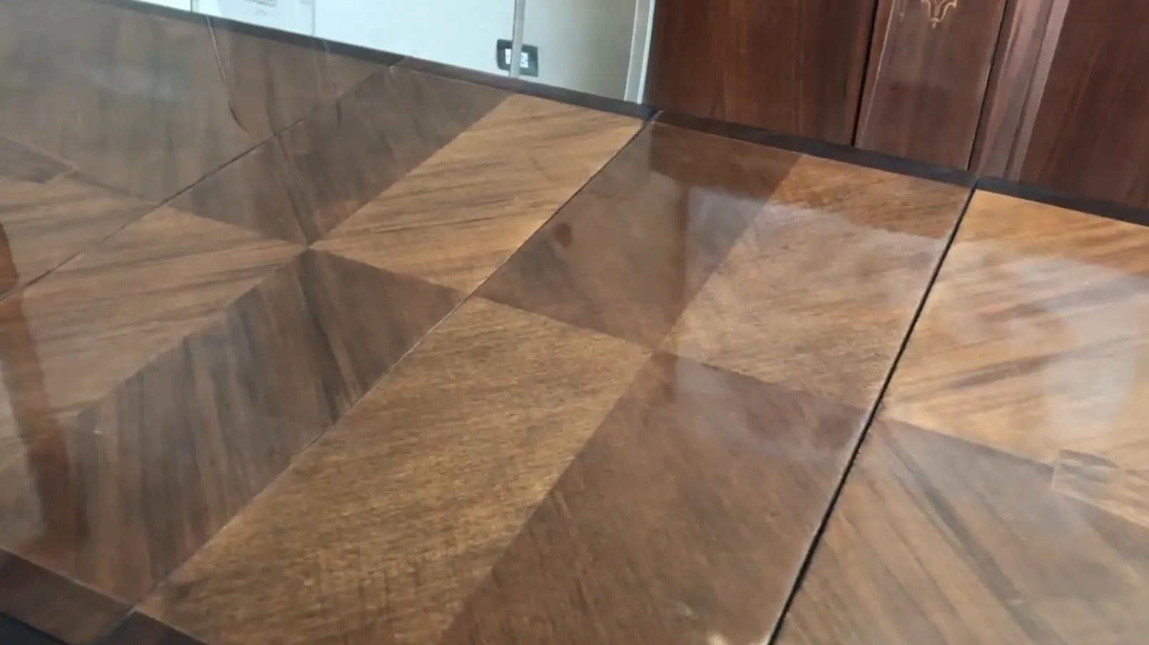 mesa antiga de jantar para 8 pessoas com design clássico, ambiente acolhedor