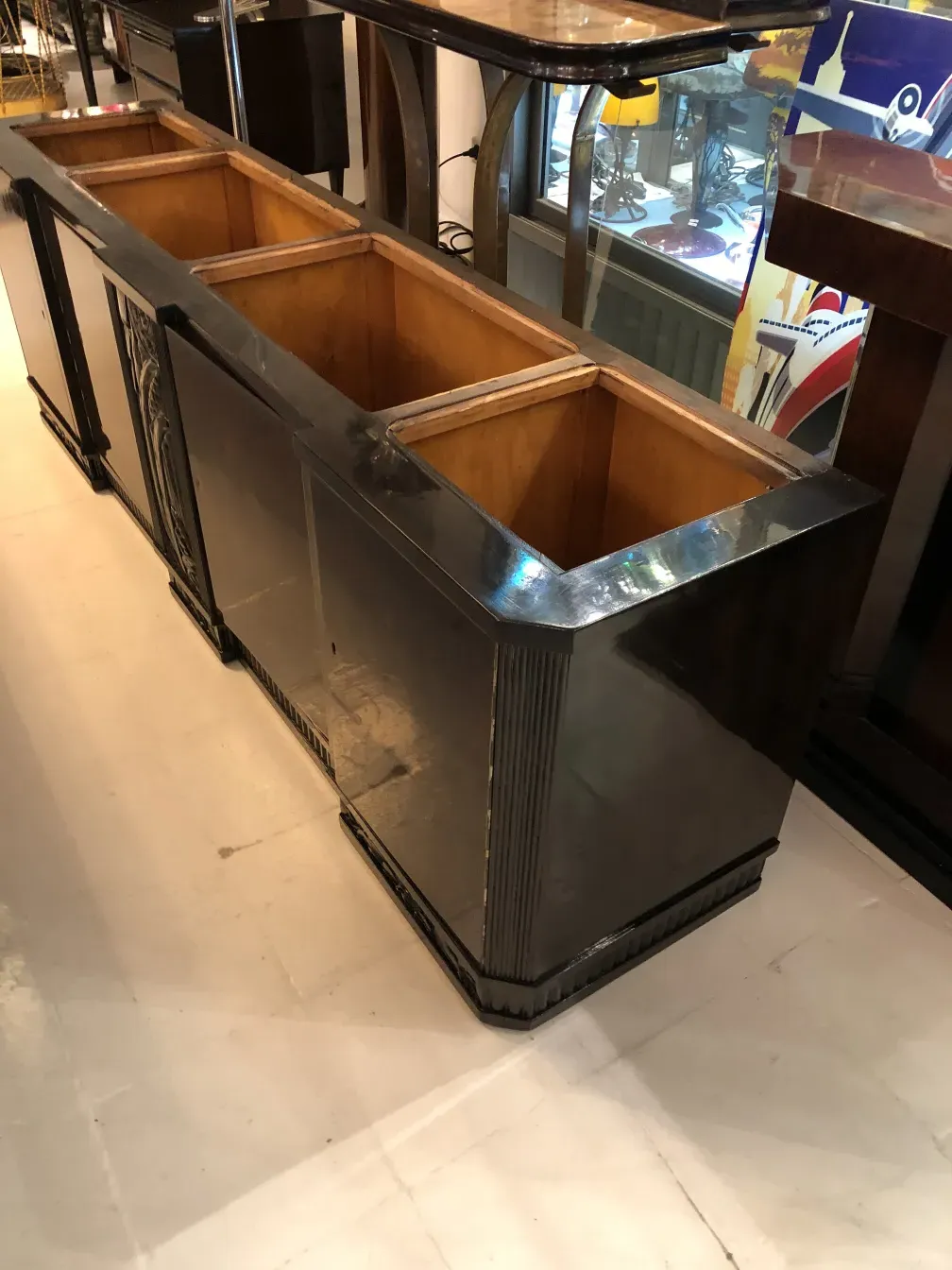 خزانة كتب قديمة بها مقصورات وخلفية فاتحة، رف زخرفي