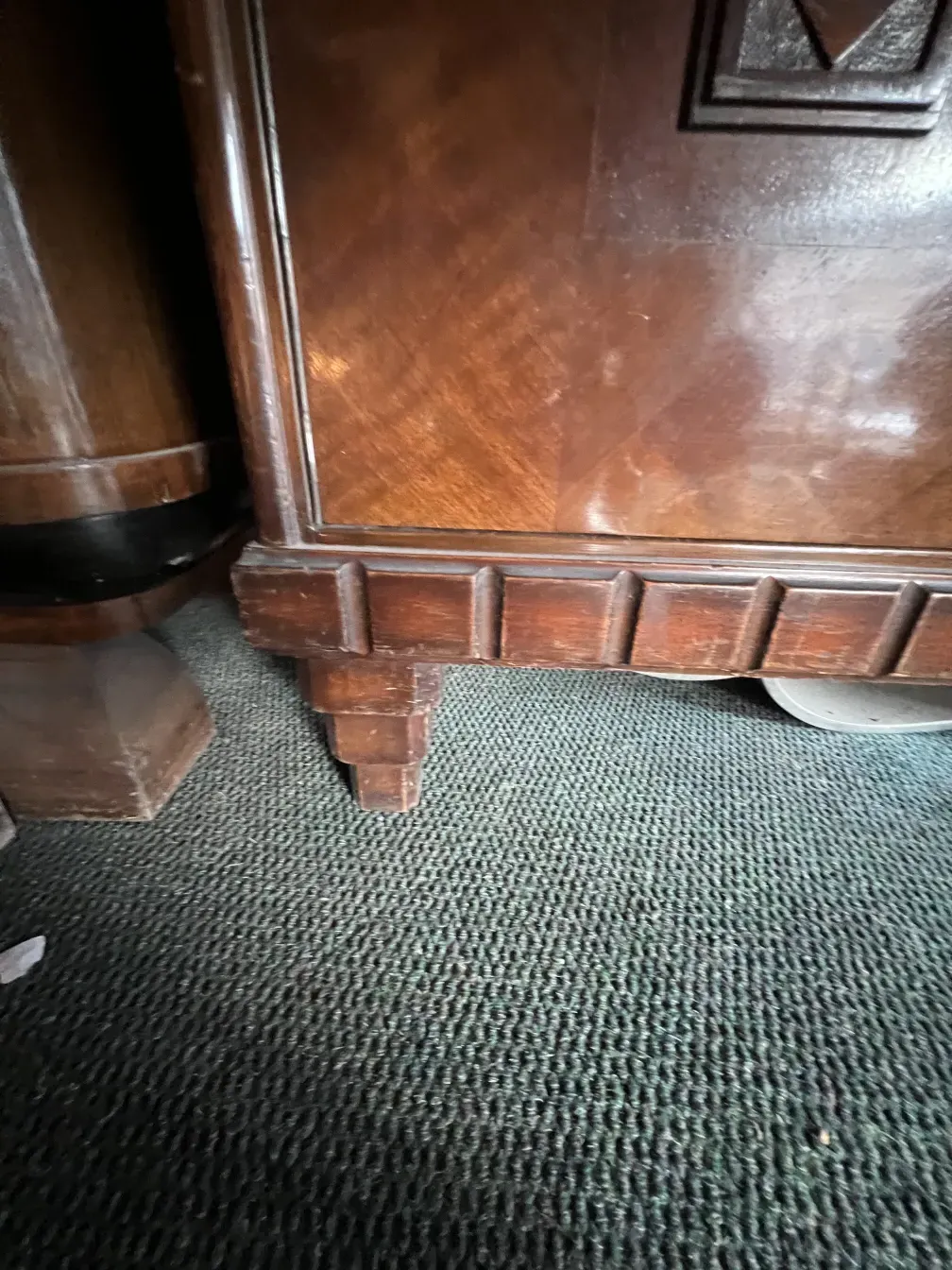 détail d'une bibliothèque antique avec décoration unique