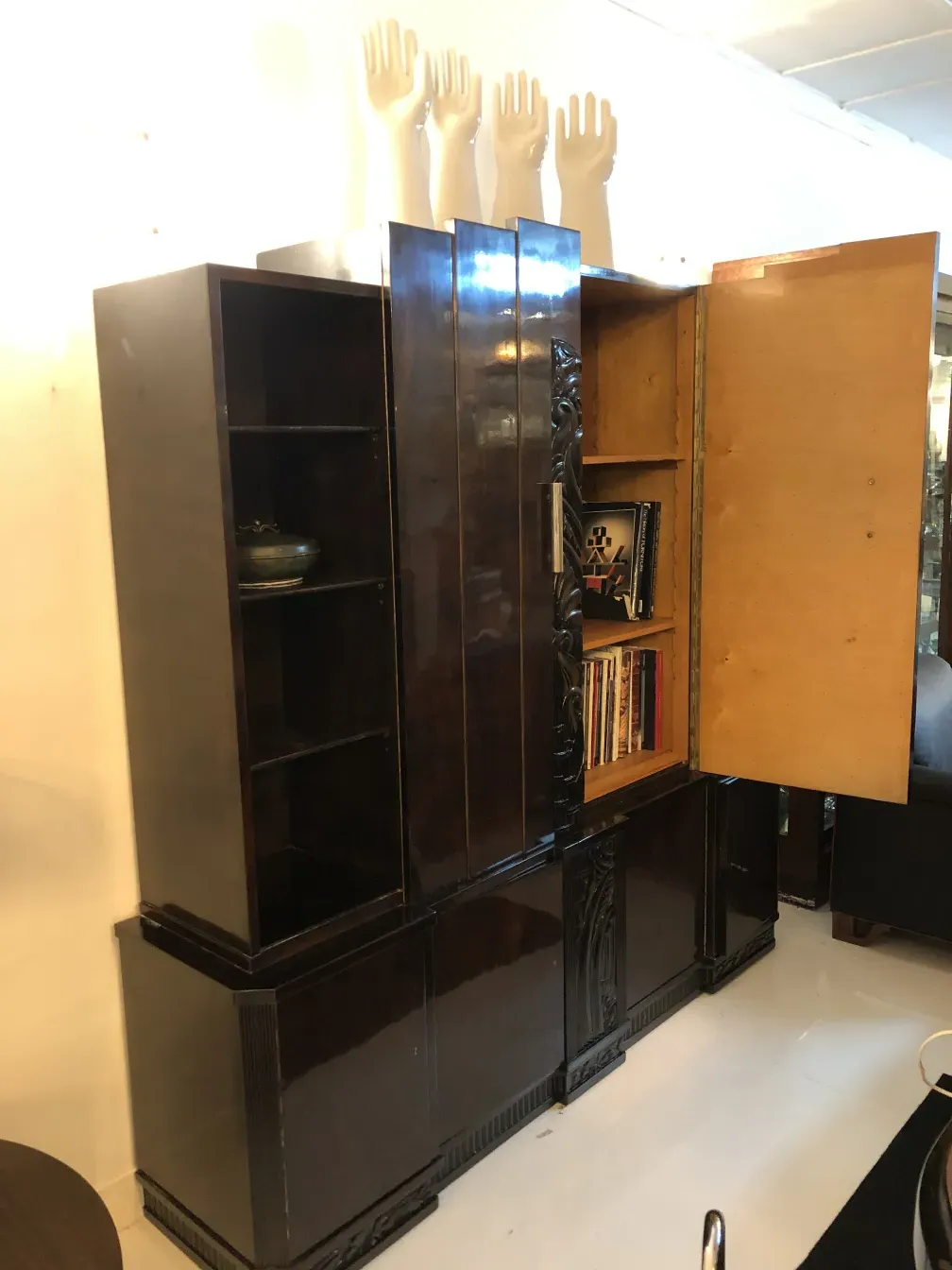 bibliothèque ancienne avec étagères et espace de rangement