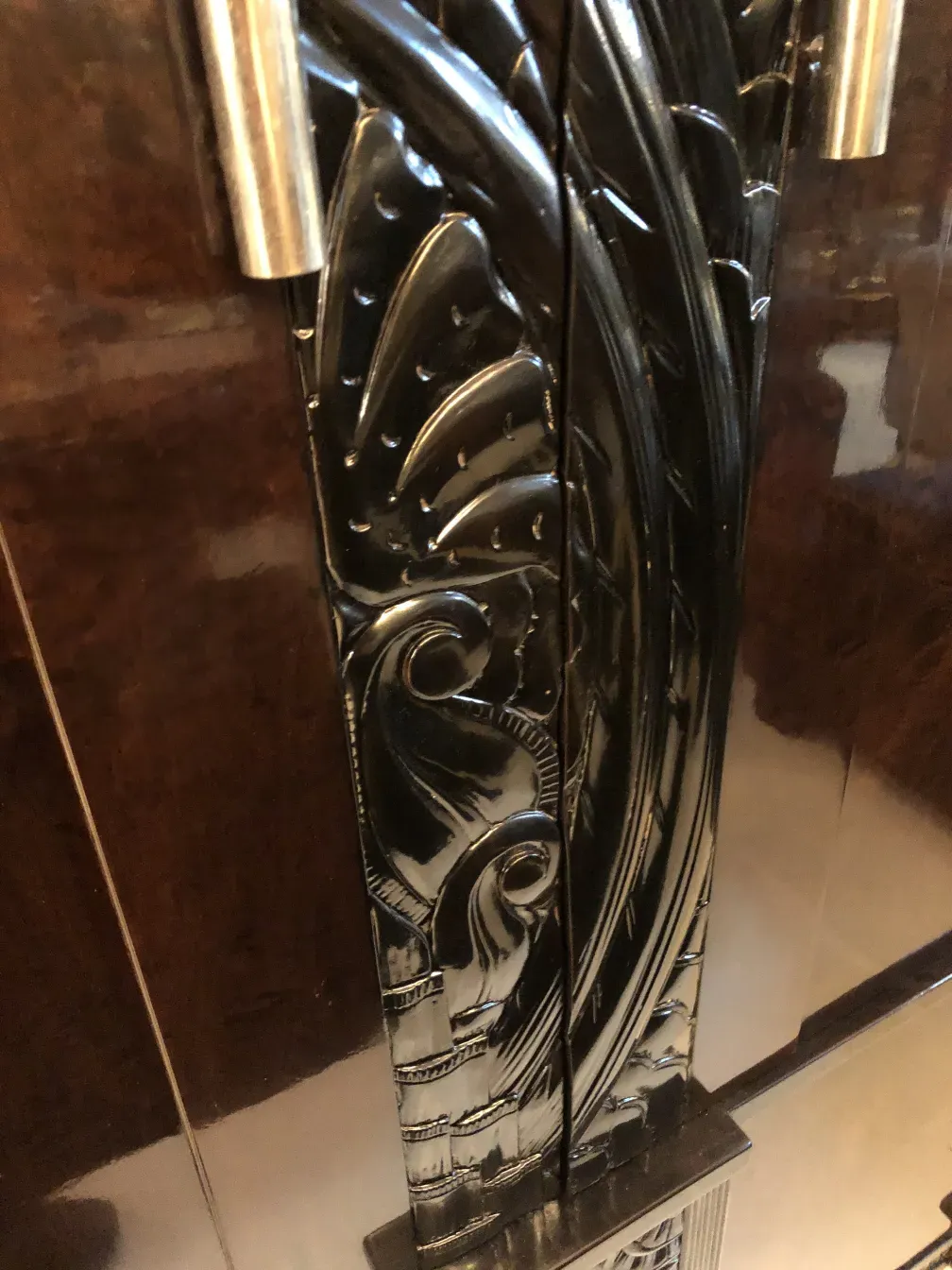 libreria antica con decorazioni in rilievo e dettagli metallici