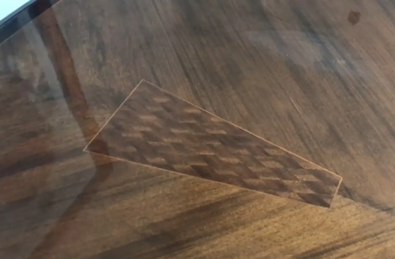 Table à manger antique pour 8 personnes, en bois, dans un cadre chaleureux.