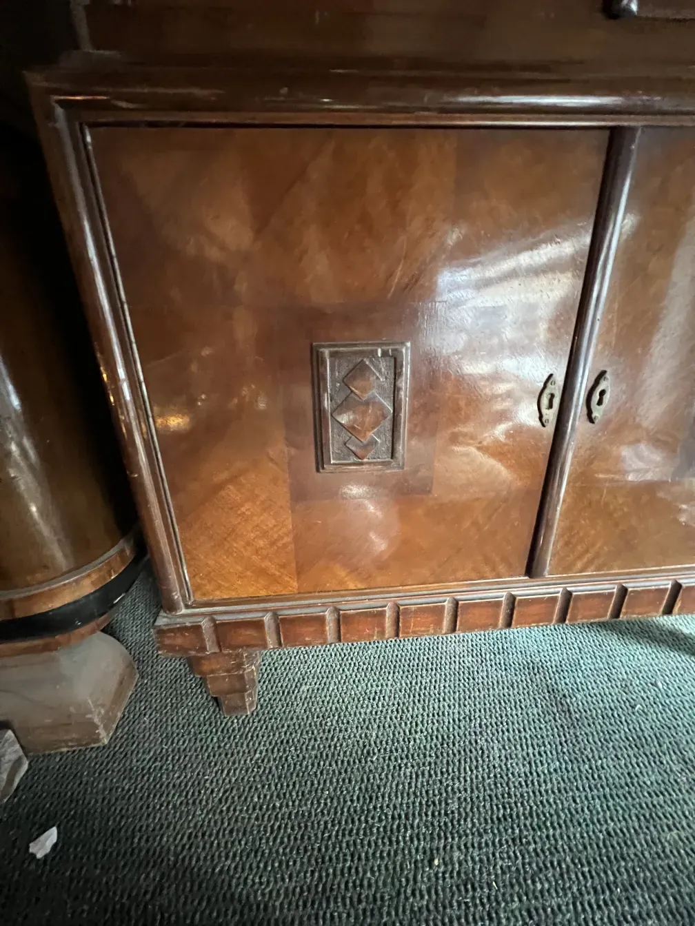 estante de livros antigo com design clássico e detalhes decorativos