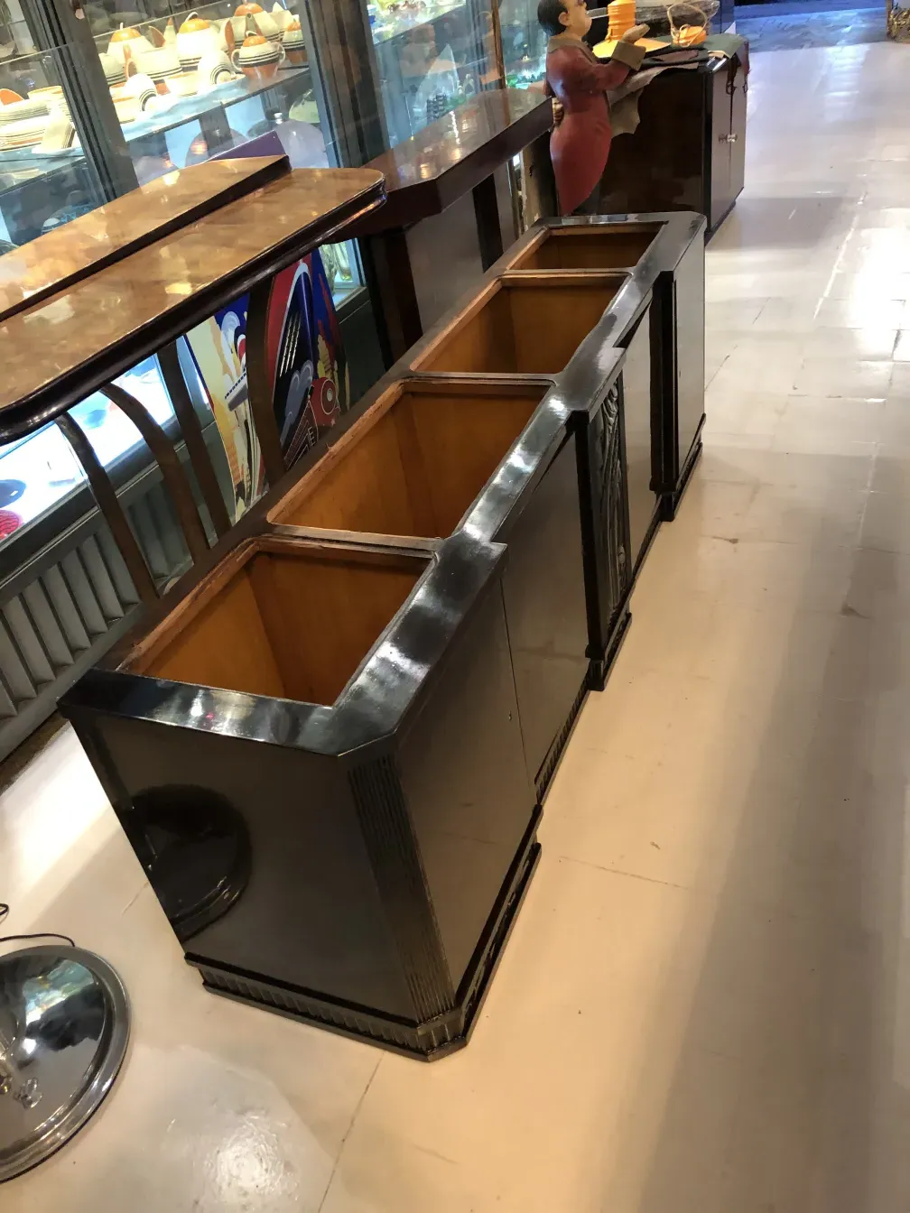 Biblioteca antiga com espaços vazios, mostrando design clássico