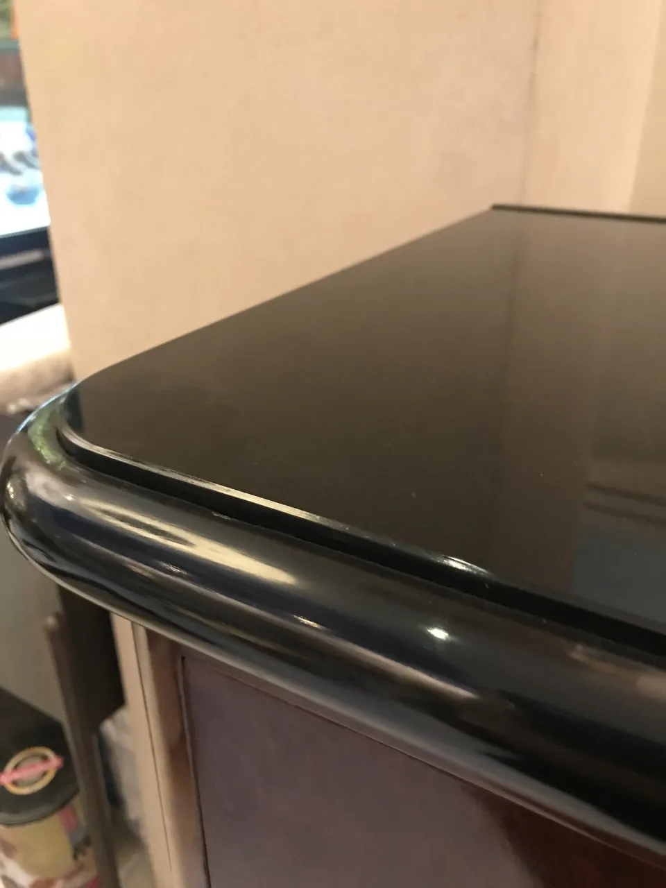 Vista laterale di una libreria antica con un bordo elegante