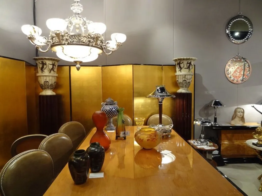 table à manger antique avec décorations, idéale pour les repas