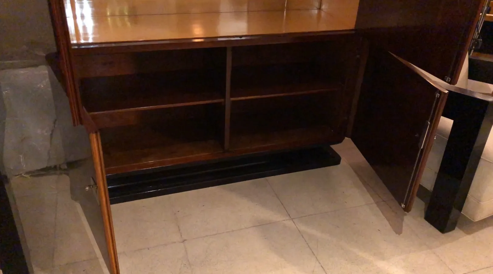 bibliothèque ancienne en bois avec étagères vides