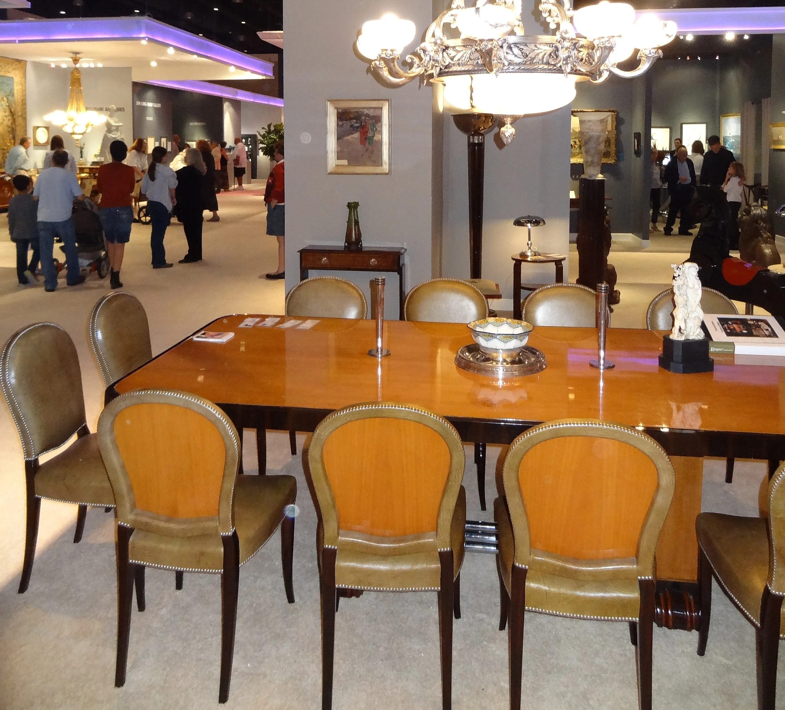 Table à manger antique, sièges pour 10 à 12 personnes. Décorée avec des chaises élégantes dans un cadre chaleureux.