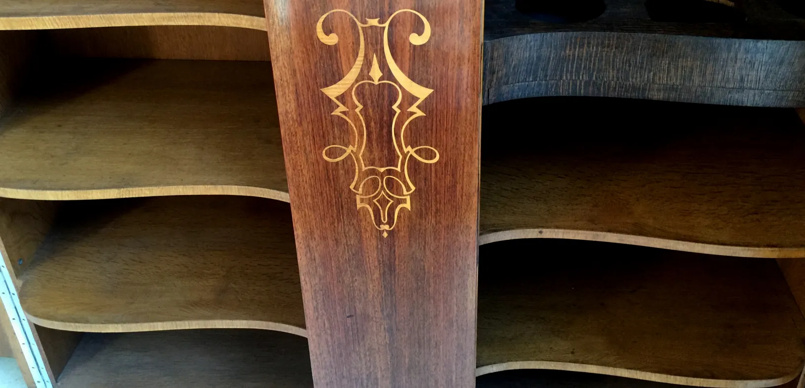 dettaglio di una libreria antica con design elegante