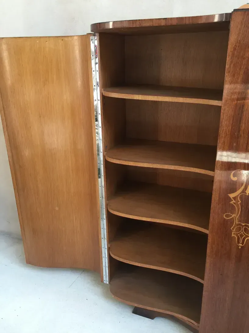 Vue du dessus de la bibliothèque antique avec des divisions de ton clair.