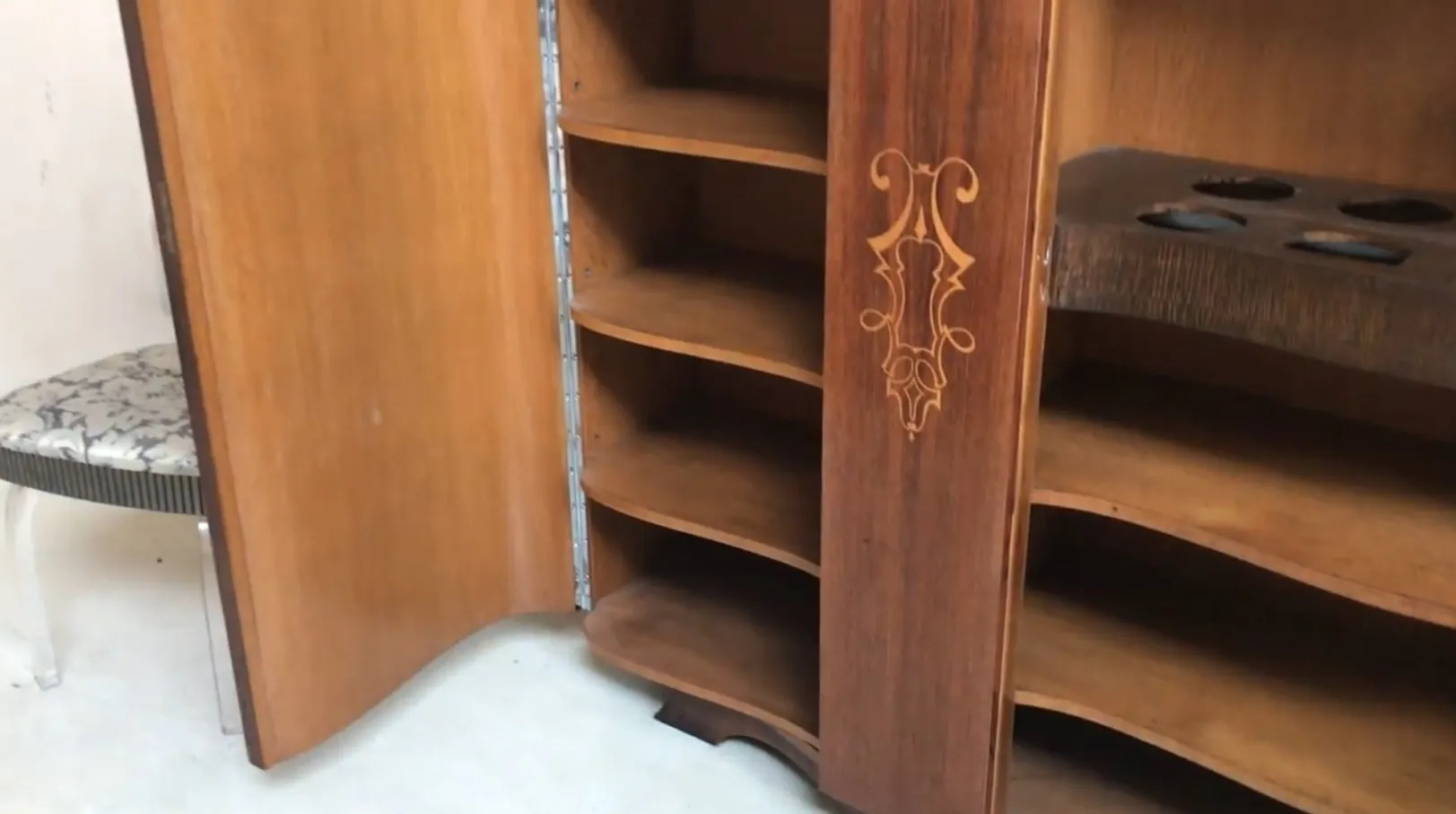 bibliothèque ancienne avec plusieurs étagères visibles et détails décoratifs