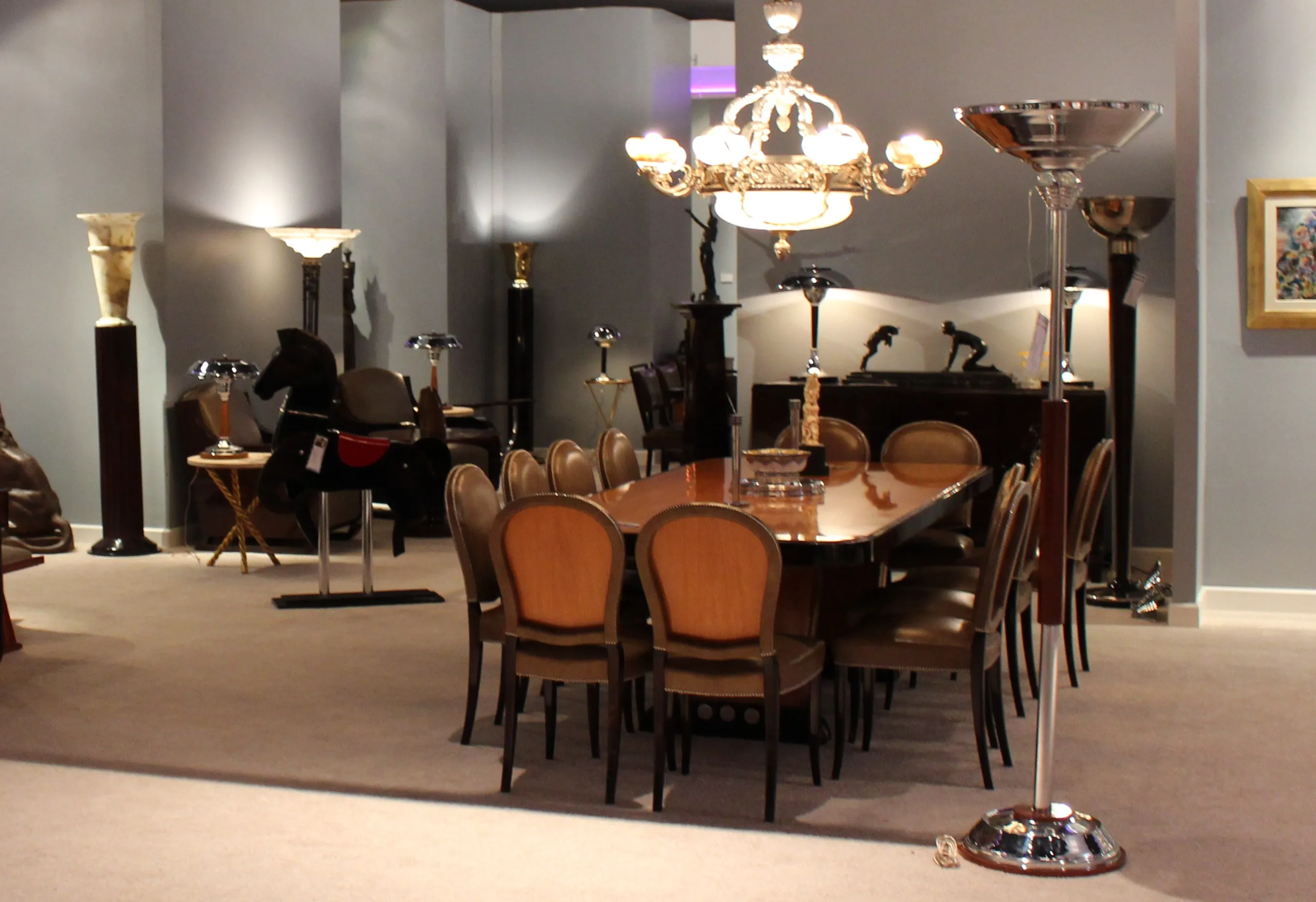 tavolo da pranzo antico con sedie in un ambiente elegante