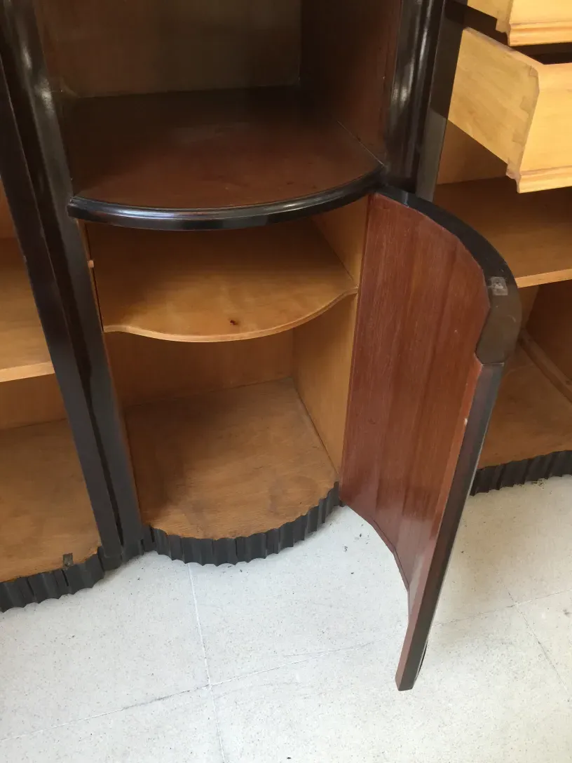 biblioteca antica con scaffali curvi in un ambiente accogliente