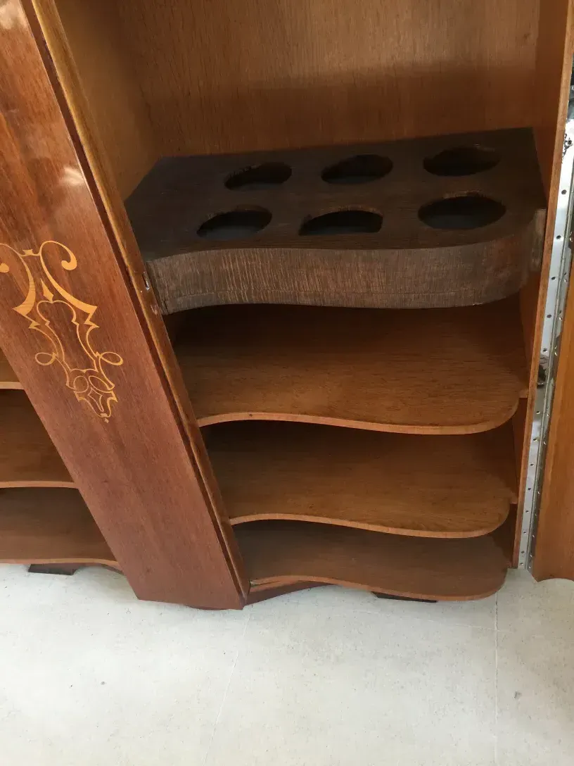 biblioteca antiga com prateleiras curvadas e design elegante