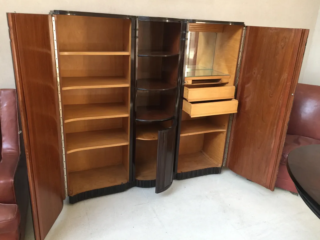 古い本棚、オープンおよびクローズドシェルフ、温かい雰囲気